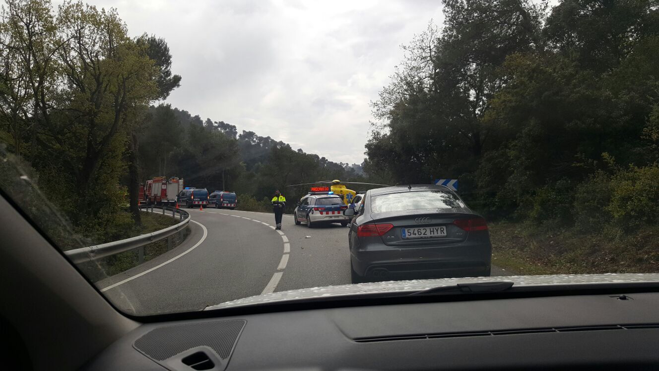 Bombers han treballat al lloc per treure l'home del vehicle FOTO: Cedida 