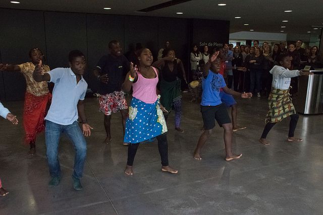 Els nens i nenes han ofert un ball a l'entrada de l'Ajuntament FOTO: Localpres