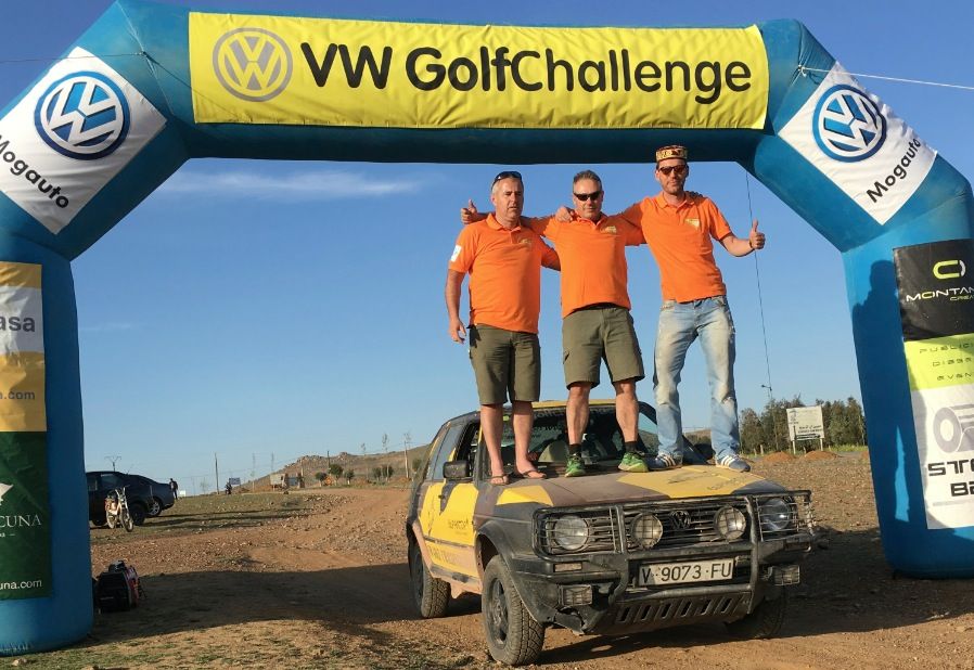 Els tres santcugatencs que organitzen la trobada. FOTO: Wolkswagen Golf Challenge