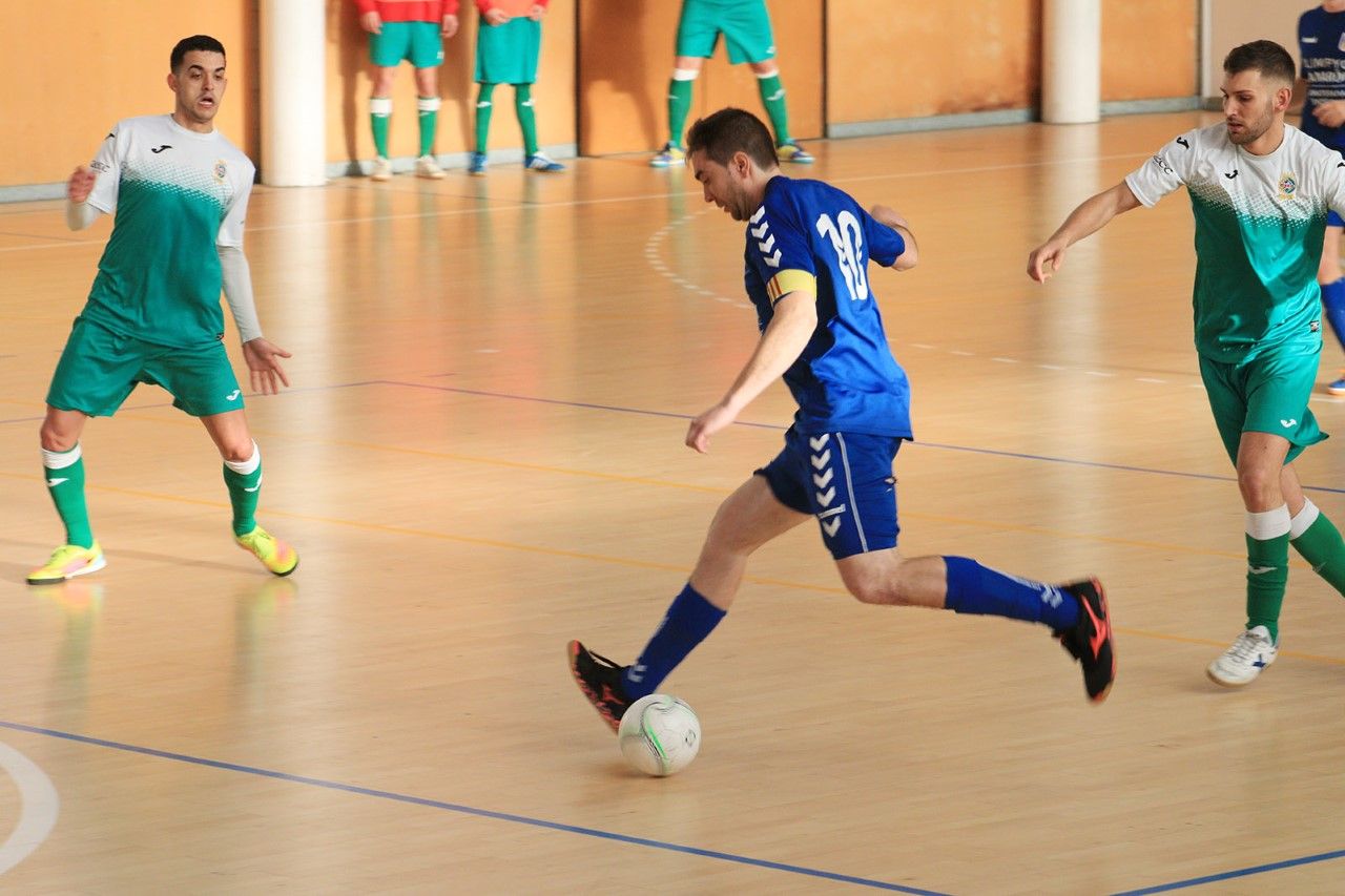 El capità de l'Olimpyc Floresta Fernando, en una jugada del partit contra el Cerdanyola Vallès FC. FOTO: Lali Álvarez