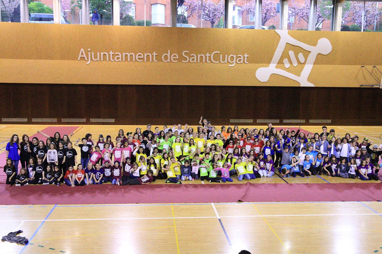 Fotografia de fam&iacute;lia del segon i &uacute;ltim torn de la Trobada Comarcal de Hip-hop. FOTO: Lali &Aacute;lvarez