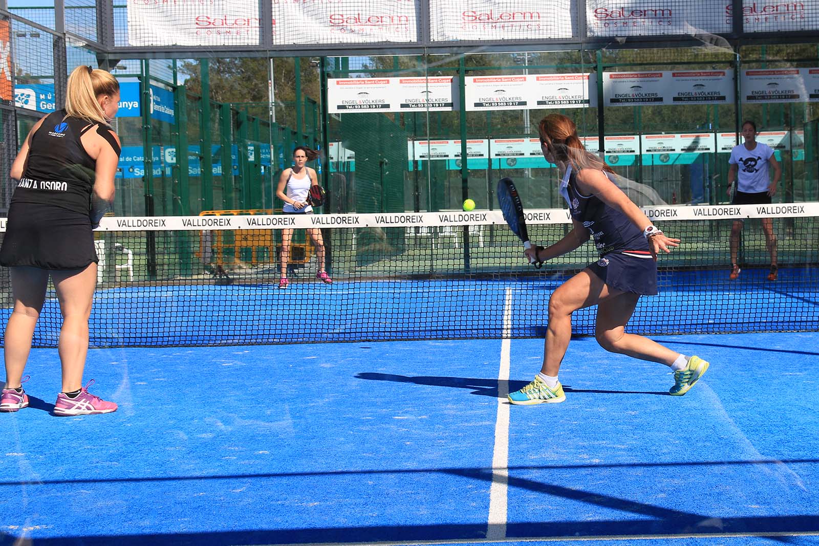 Cristina Gomis i Núria Rovira, en el fons de la pista, en un punt de la final. FOTO: Lali Álvarez