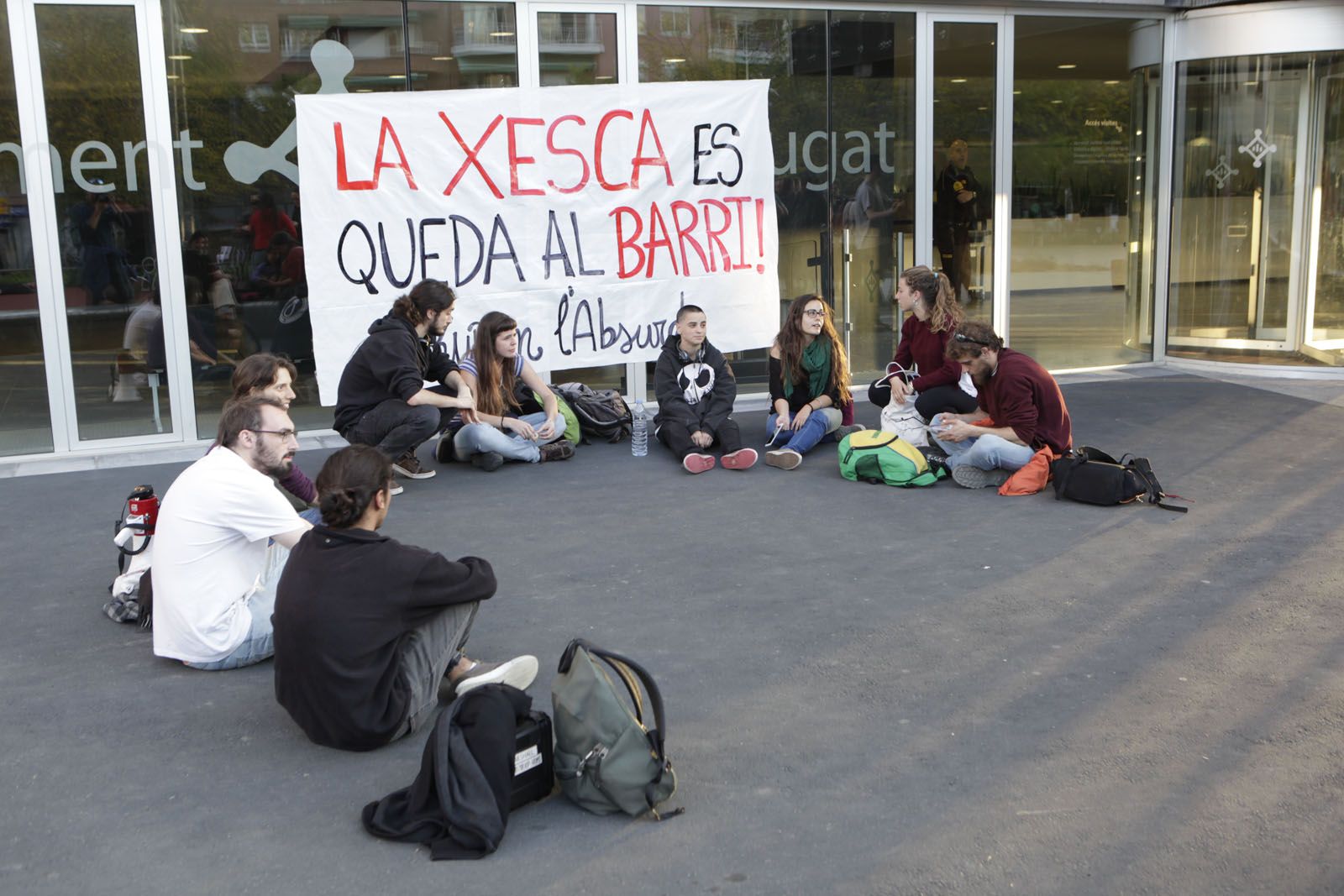 La manifestació ha acabat amb una assemblea a les portes de l'Ajuntament FOTO: Artur Ribera