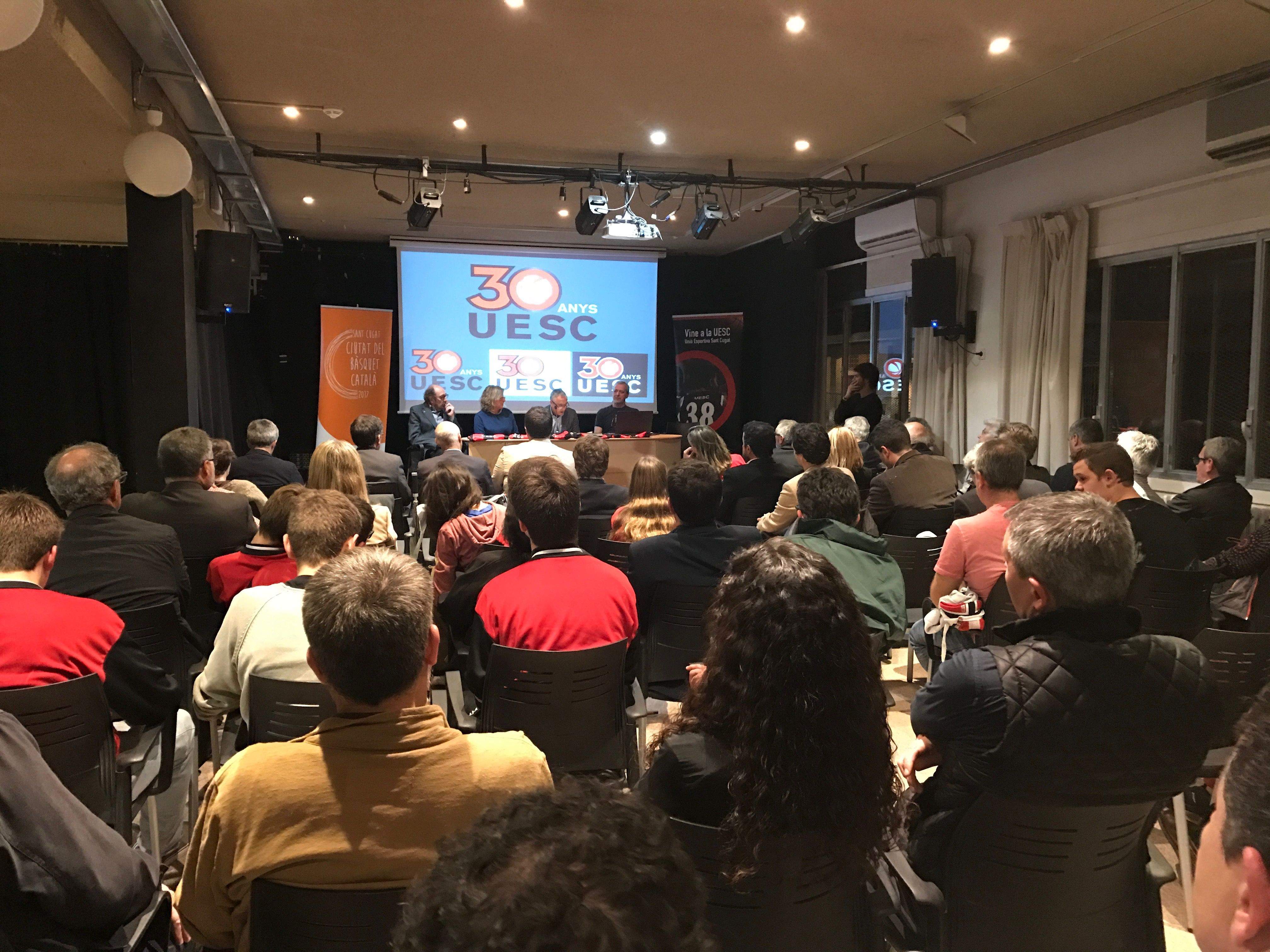 La sala de la Casa de Cultura va quedar-se petita amb l'acte dels 30 anys de la UESC. F: L. Grau
