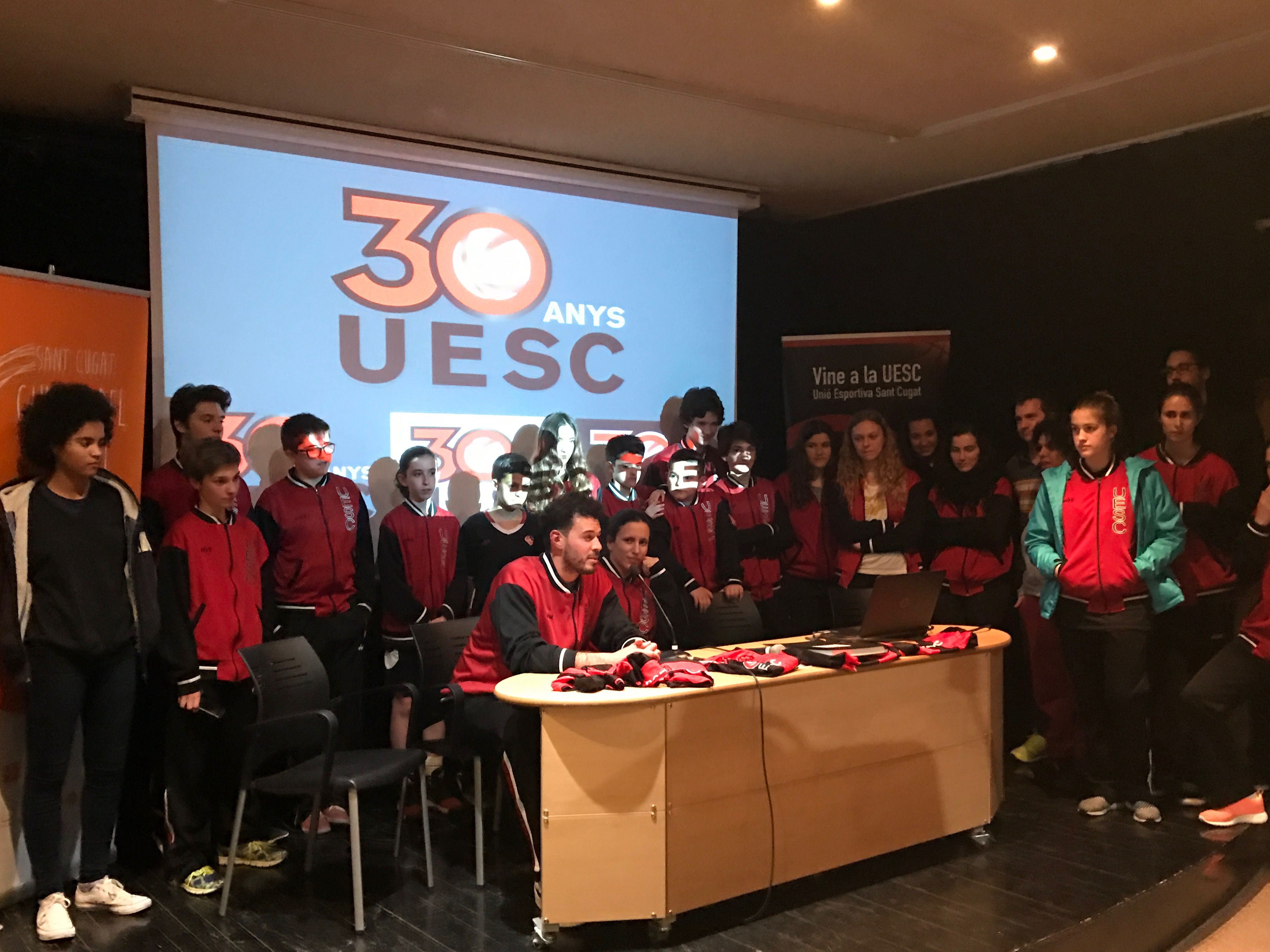 Jugadors dels diferents equips de la UESC durant l'acte dels 30 anys del club. F: L. Grau