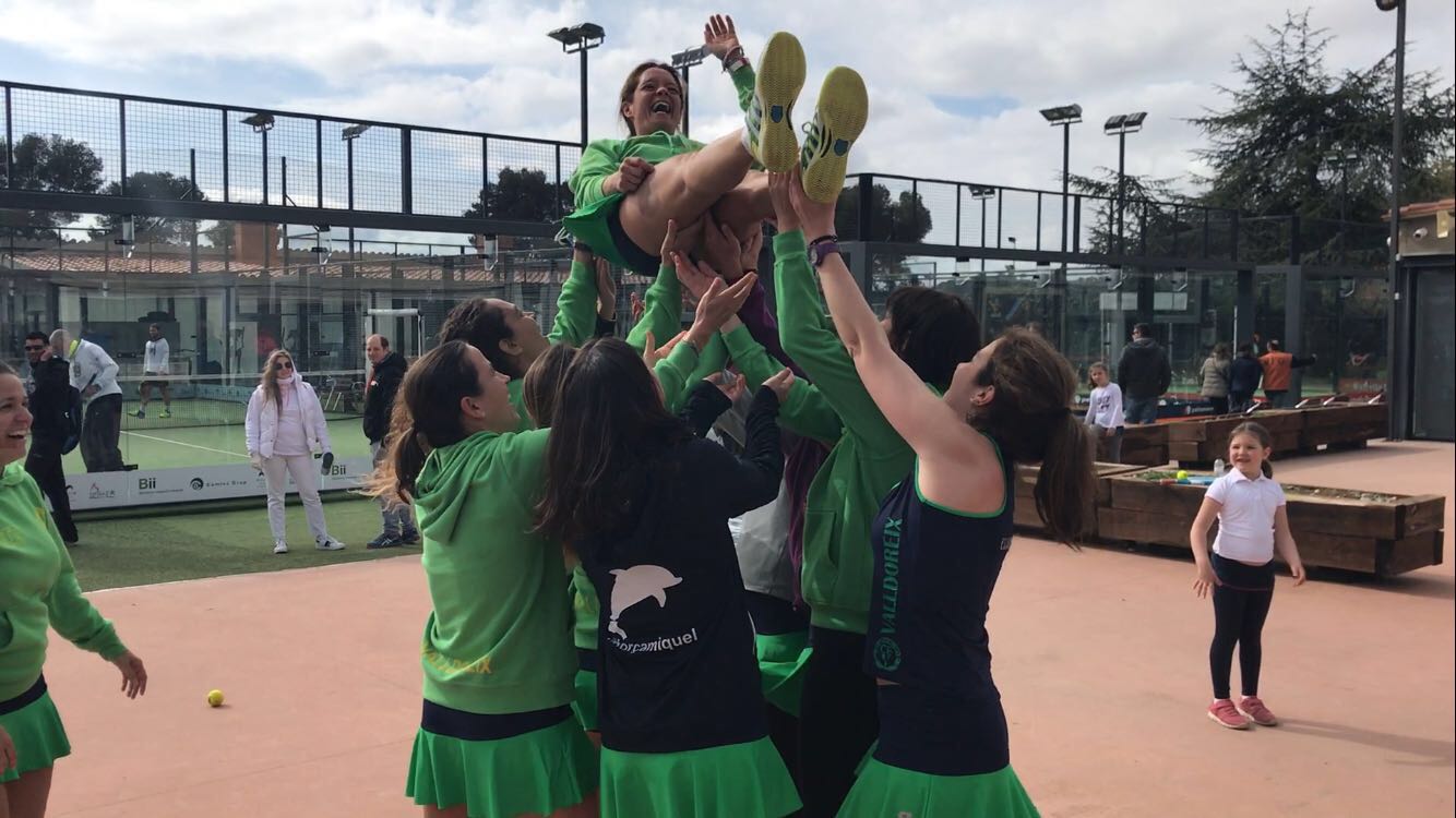 El Club Esportiu Valldoreix, celebrant l'ascens a 1a Categoria Femenina. FOTO: CE Valldoreix