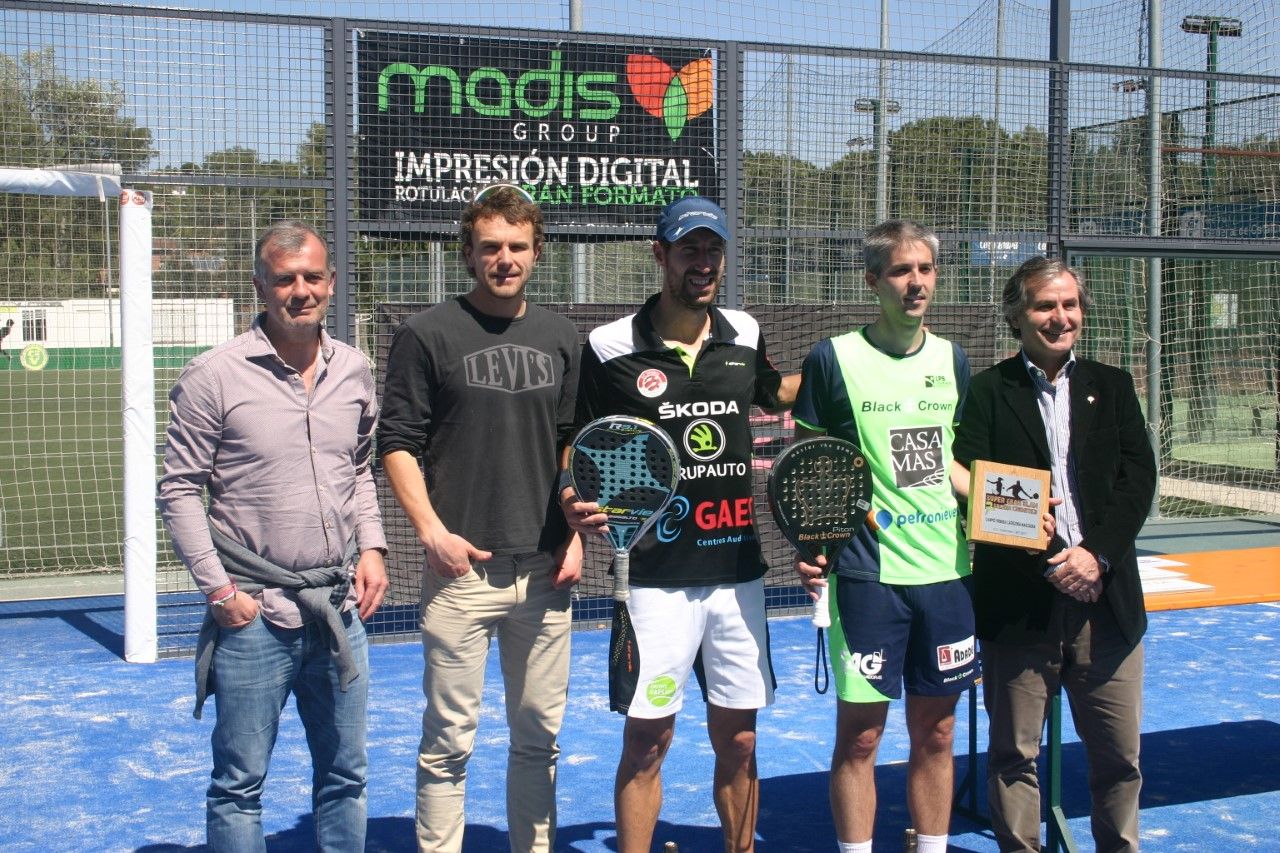 La parella campiona, amb les autoritats. FOTO: Club Esportiu Valldoreix