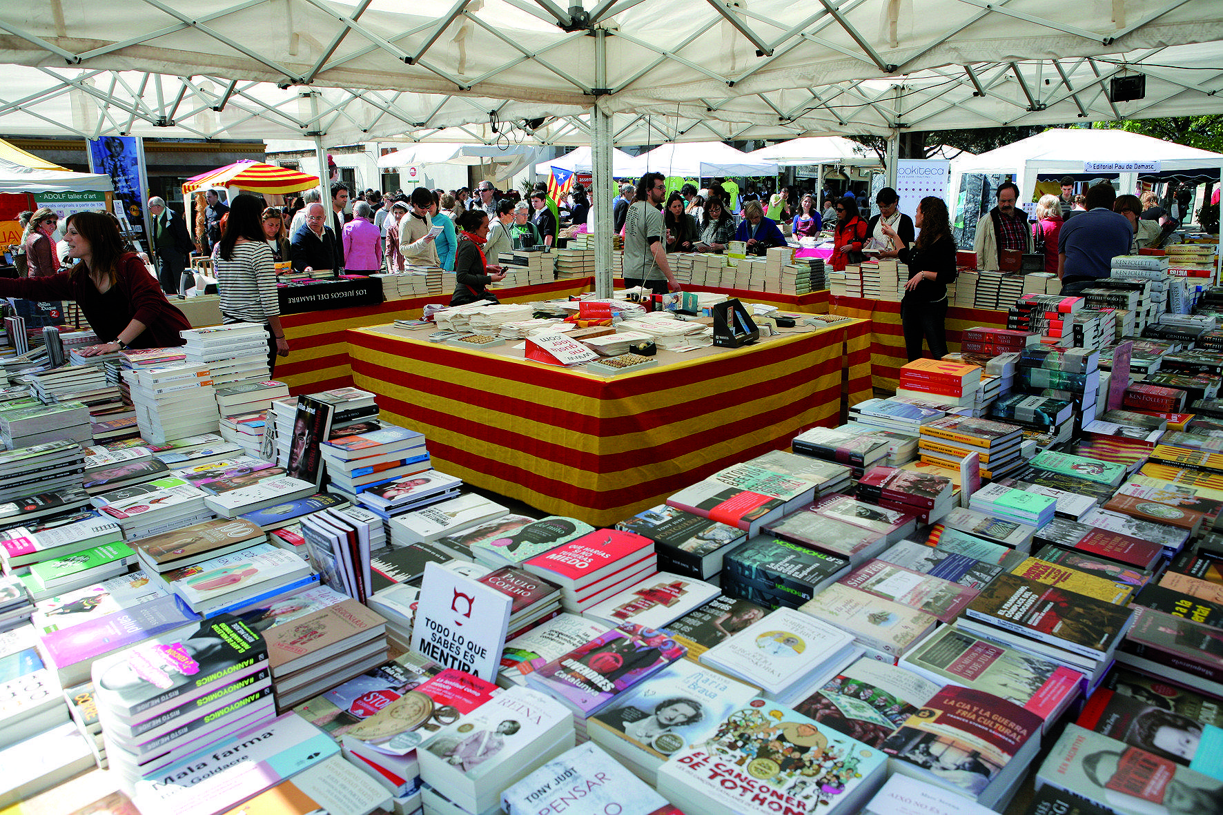 Una de les parades que s'ubiquen per Sant Jordi a la plaça d'Octavià FOTO: Arxiu