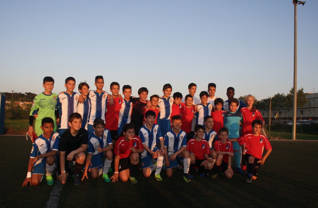 El RCD Espanyol, que ha guanyat a l'alev&iacute; D del Junior FC, ha estat el campi&oacute; d'alev&iacute; futbol-7. FOTO: Cedida