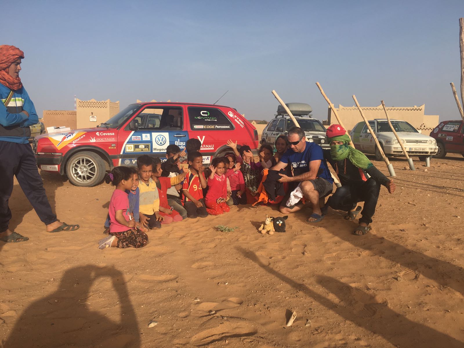 Una de les visites als nens africans del Marroc. FOTO: Wolkswagen Golf Challenge
