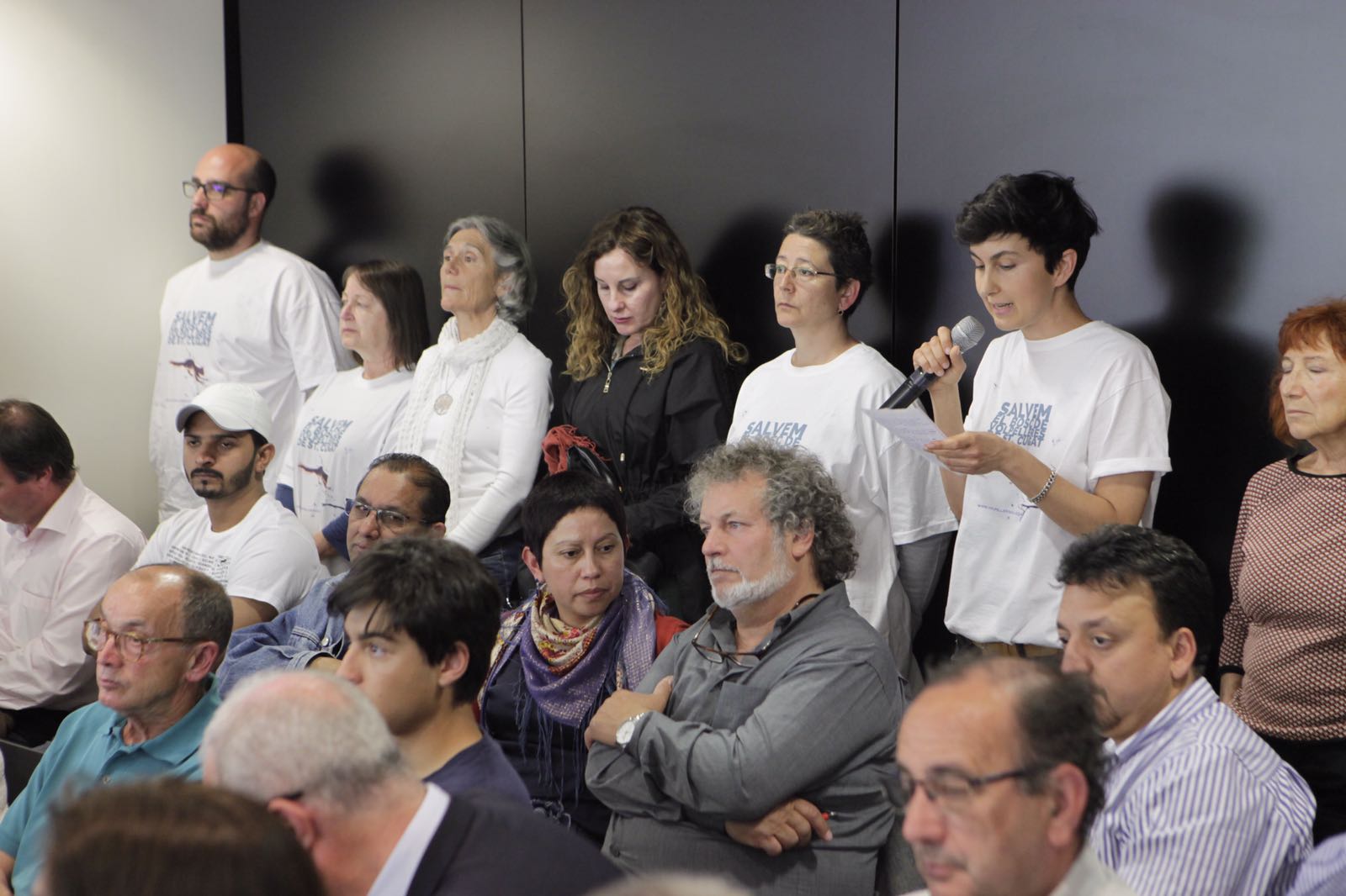 El col·lectiu Volpelleres Viu durant la seva intervenció al torn de participació ciutadana  FOTO: Artur Ribera