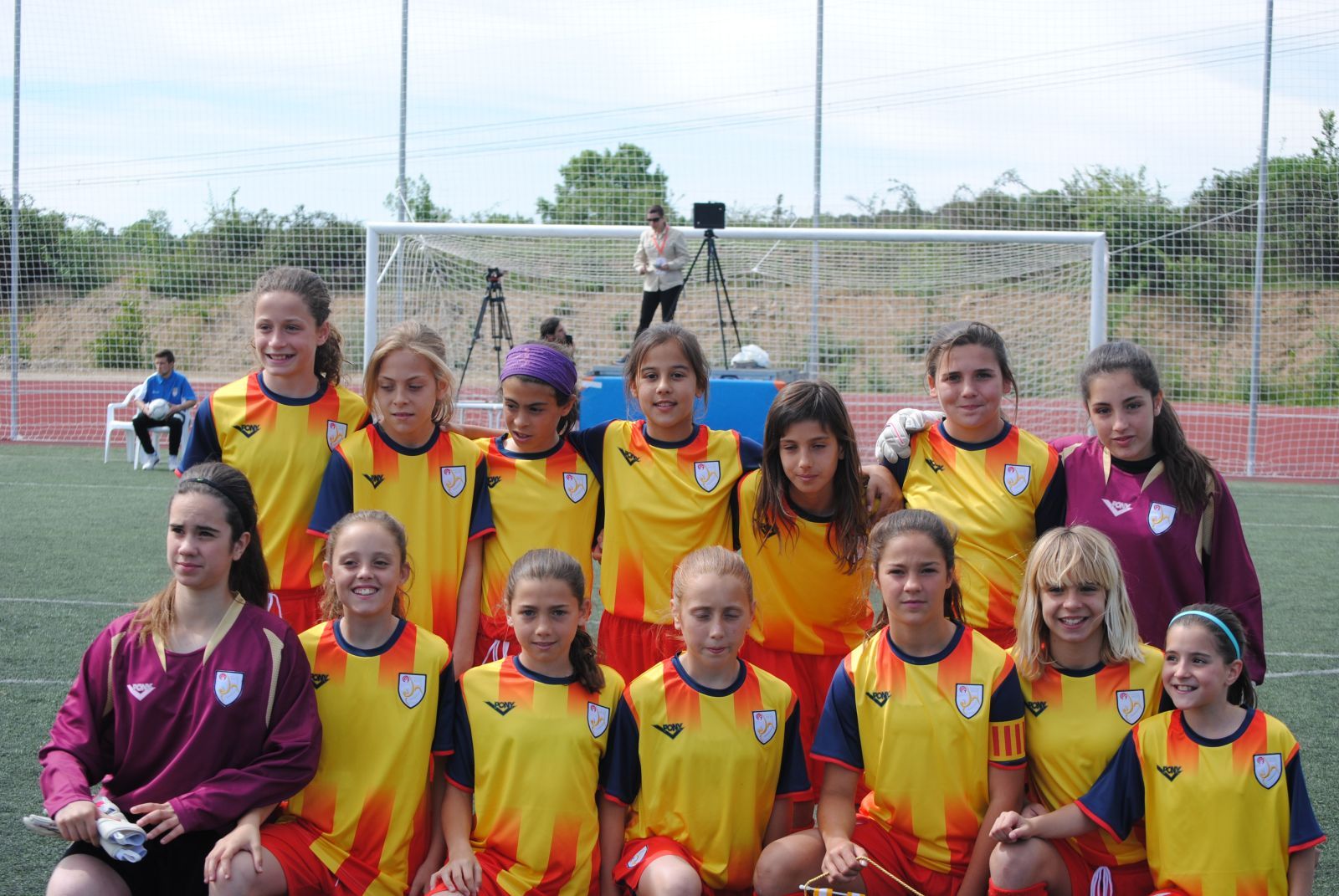 Adriana Ranera, la segona a dalt de la dreta de la imatge. FOTO: Federaci&oacute; Catalana de Futbol