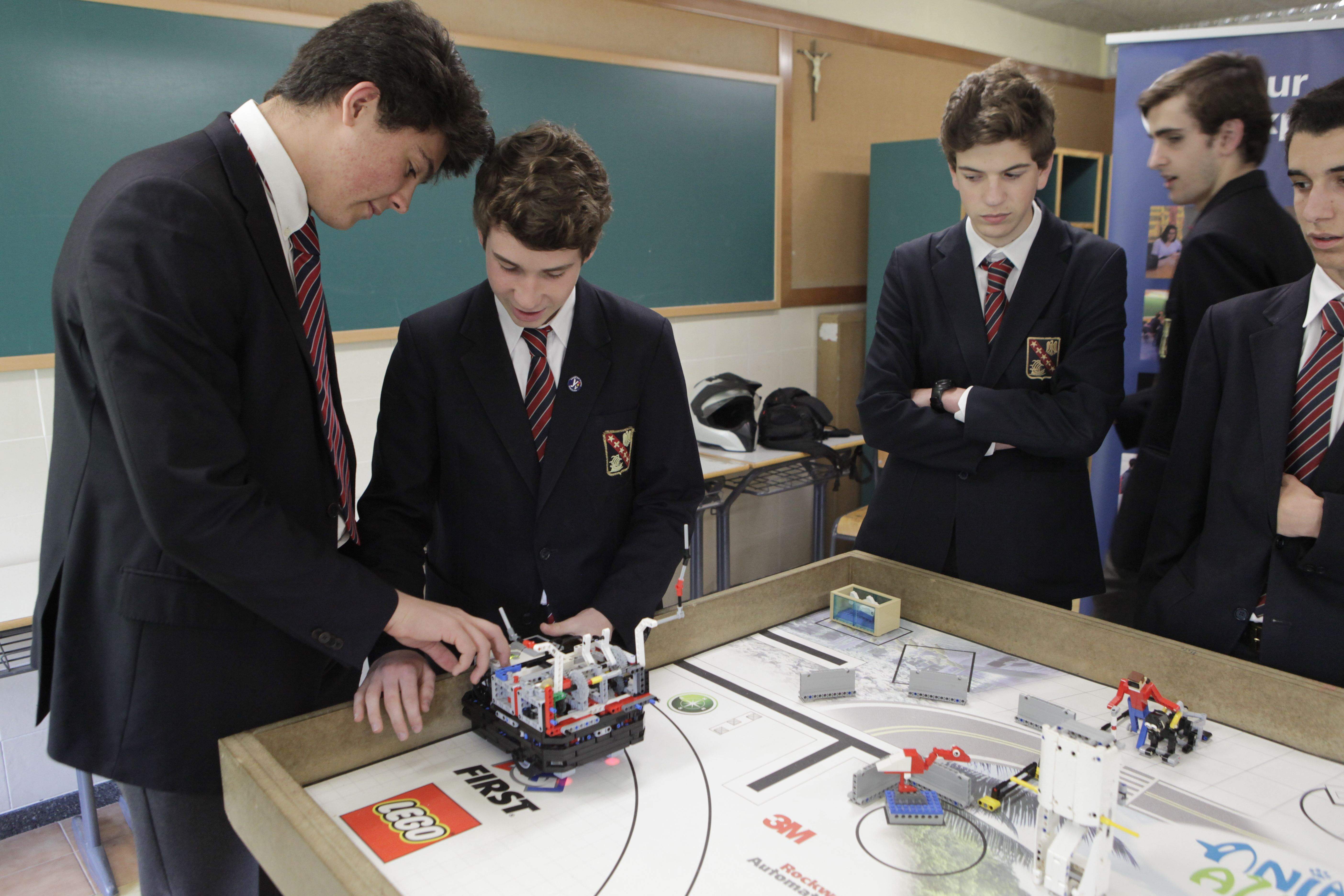 Parts dels alumnes amb el robot construït FOTO: Artur Ribera