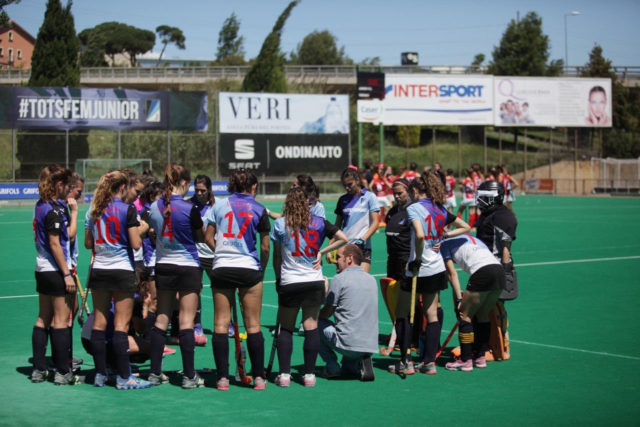 Les jugadores i el cos t&egrave;cnic, durant el partit amb el CD Terrassa. FOTO: Lali Puig