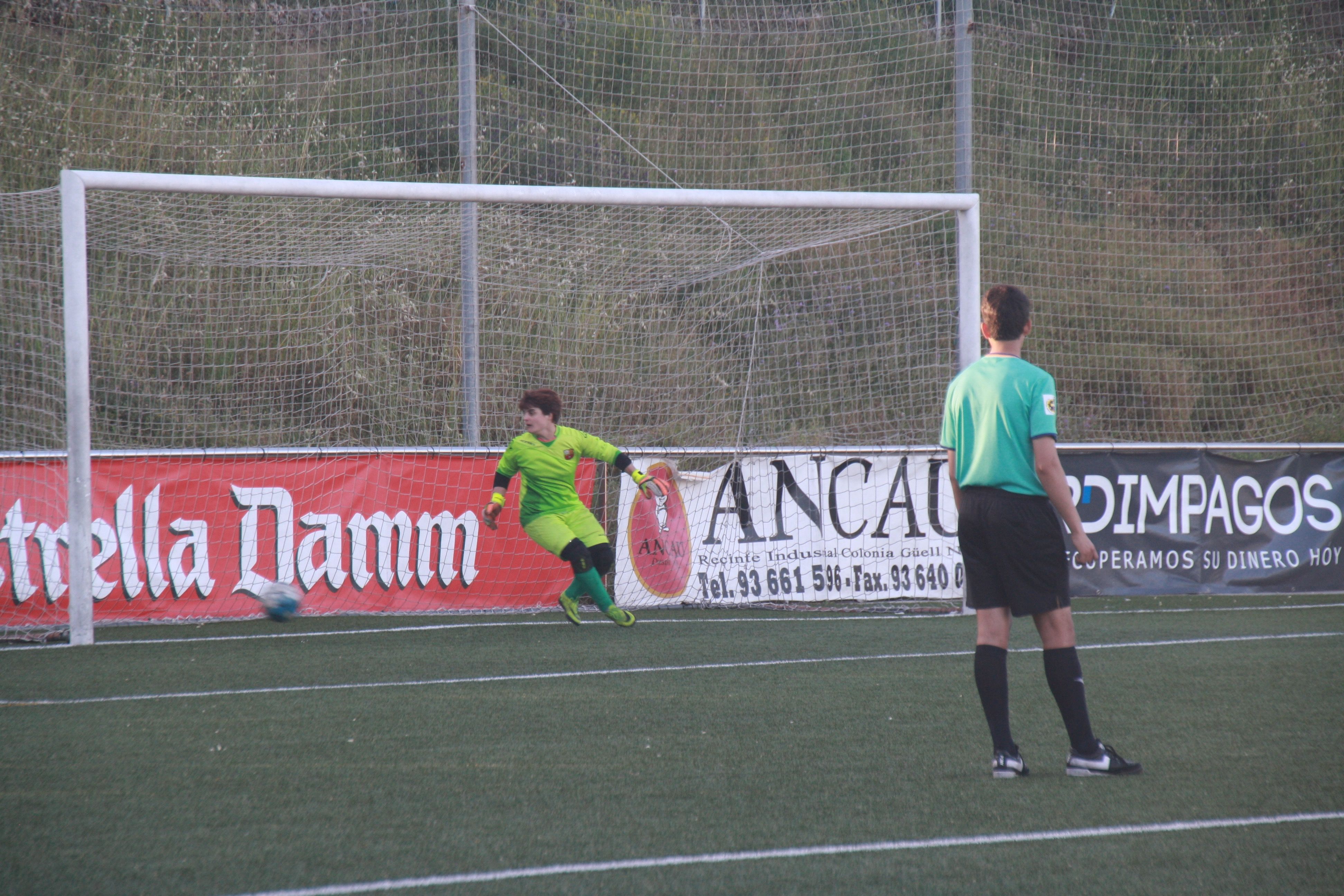 Adri, de penal, ha fet el vuitè i l'últim gol del partit. FOTO: Àlex López Puig
