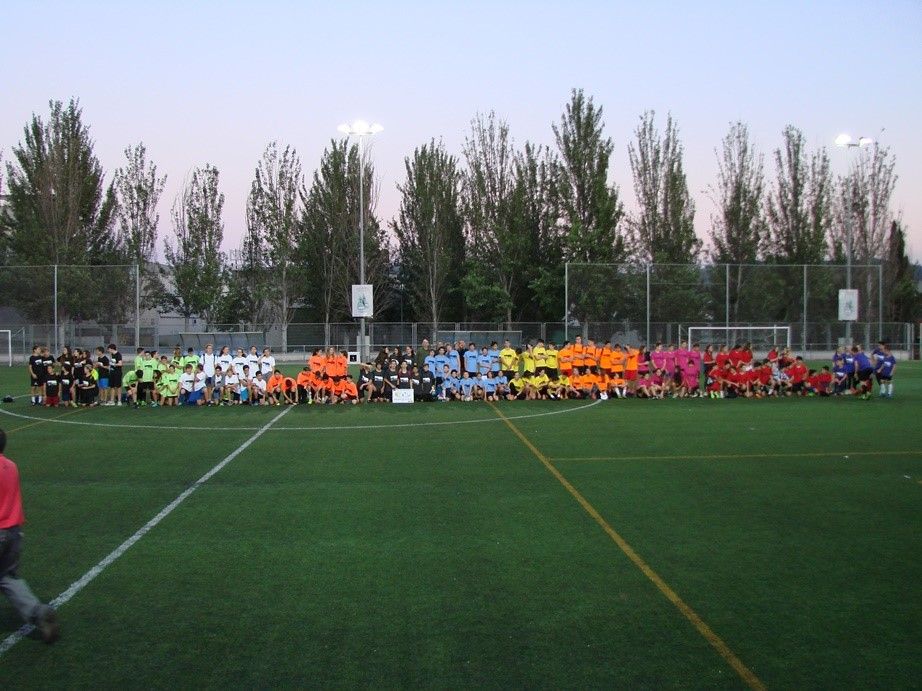  Els estudiants de 1r a 3 d'ESO, al Camp Municipal de Futbol de Can Magí. FOTO: Cedida