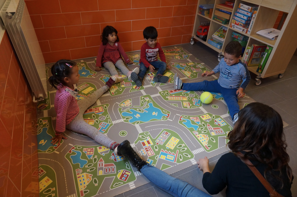 Uns nens juguen en un dels casals que organitza la Fundaci&oacute; Pere Tarr&eacute;s FOTO: Cedida
