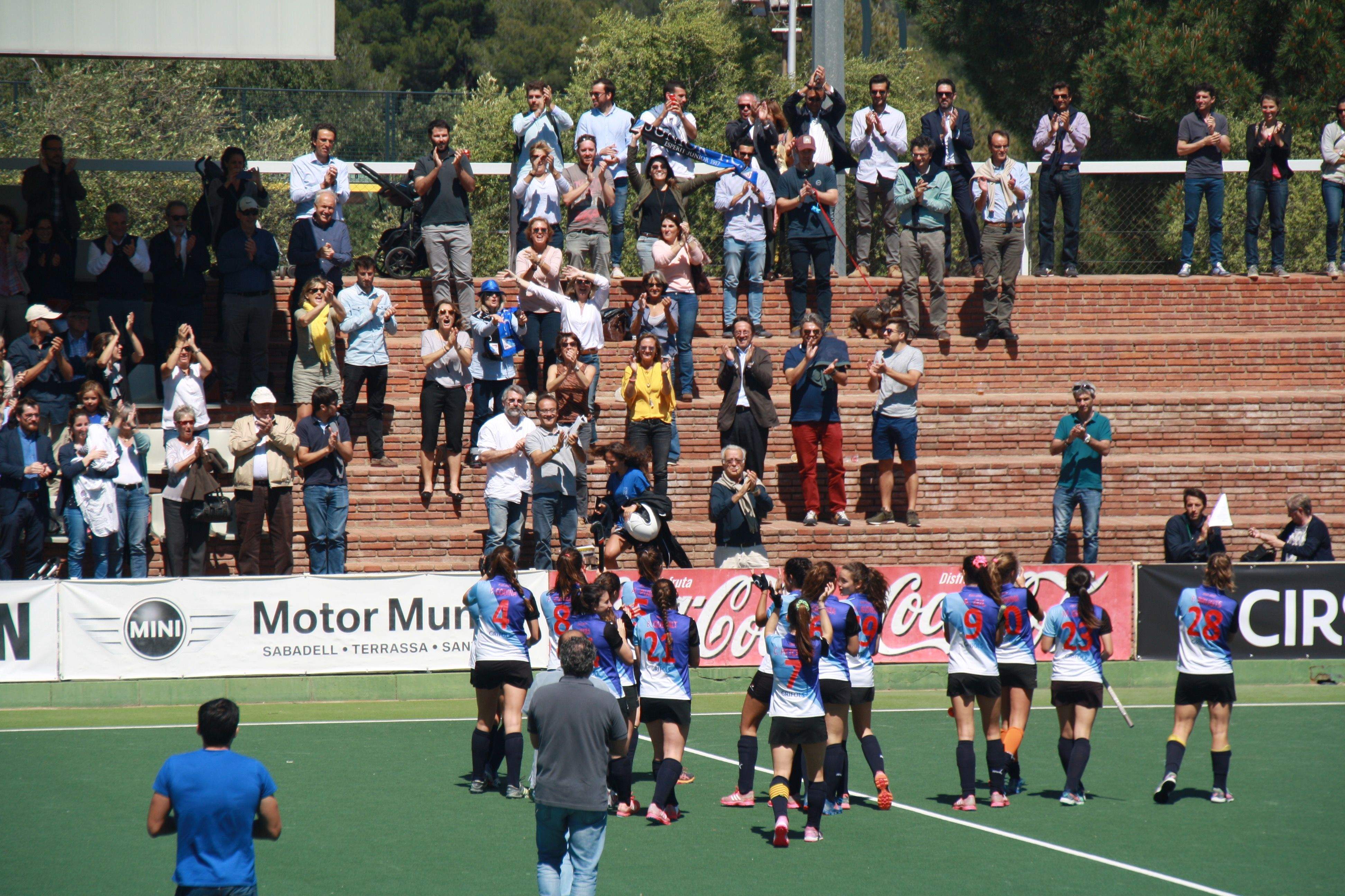 Les jugadores del Junior FC donant les gr&agrave;cies a la seva afici&oacute; per fer-los costat. FOTO: &Agrave;lex L&oacute;pez Puig