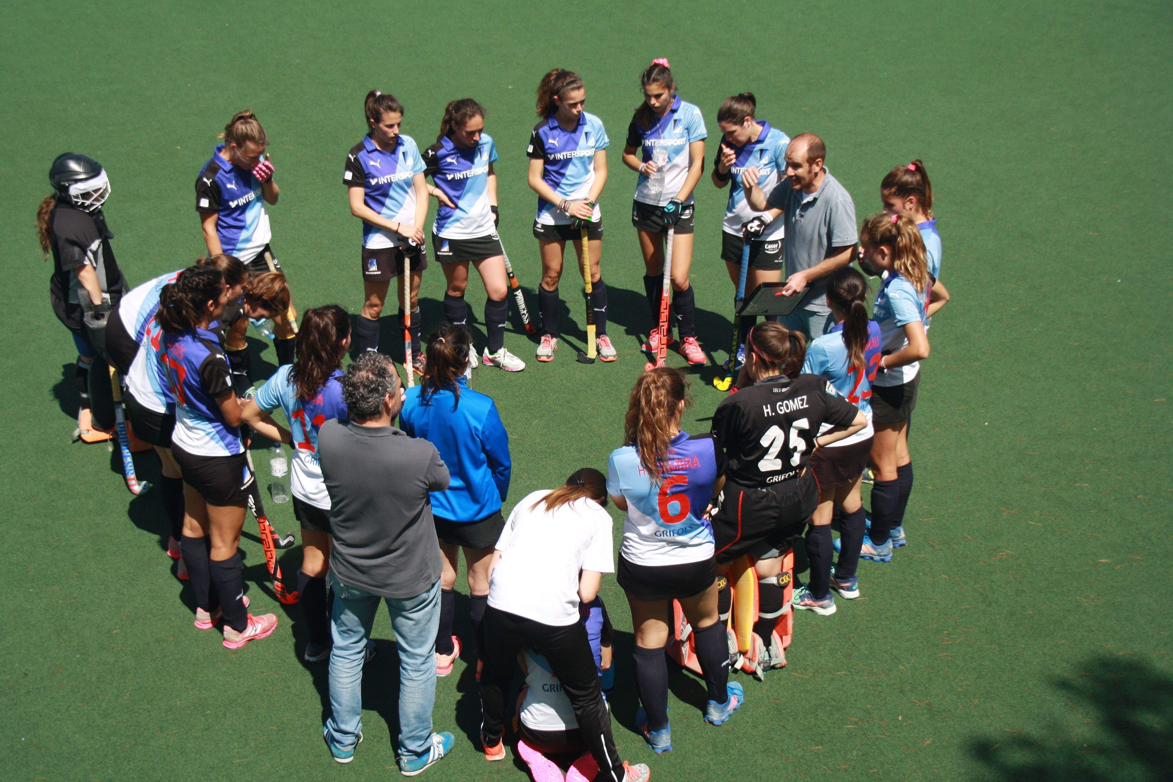 L'entrenador del Junior FC, Joan Vidal, donant instruccions a les seves jugadores en un dels descansos del partit. FOTO: &Agrave;lex L&oacute;pez Puig