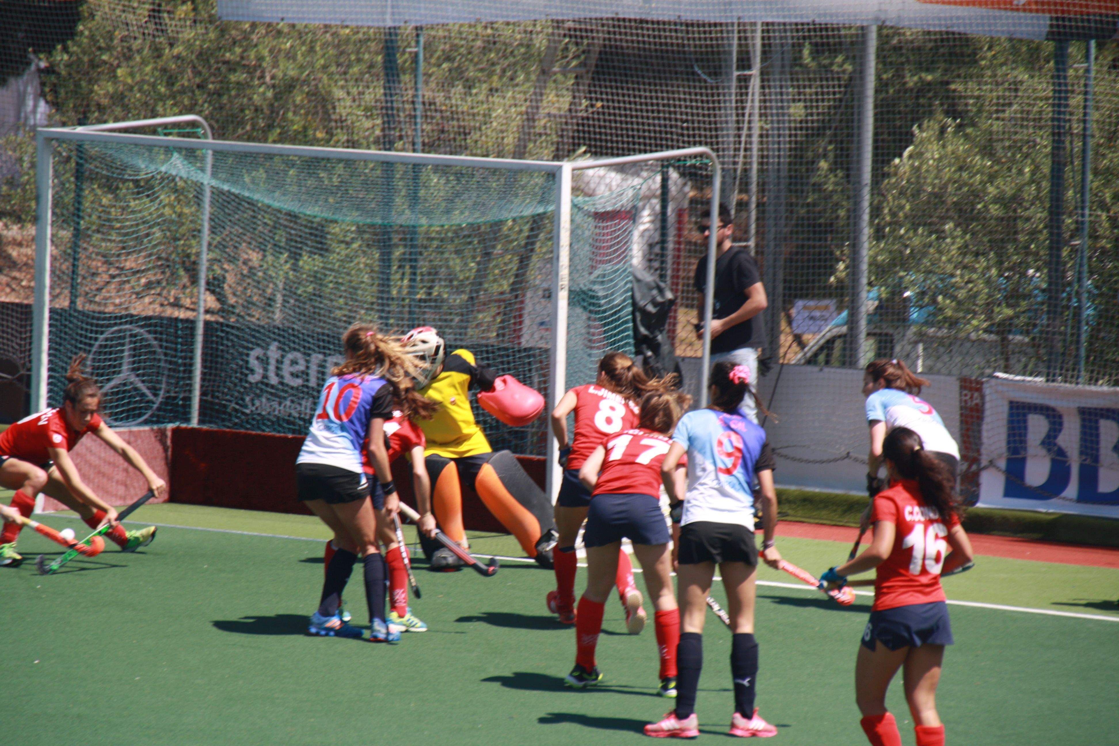 Una acci&oacute; en atac del Junior FC en el partit amb el San Pablo Valdeluz Complutense. FOTO: &Agrave;lex L&oacute;pez Puig