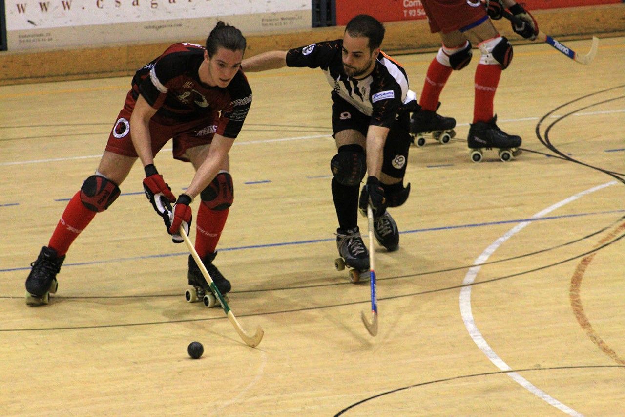 Xavi Serrallonga, en una acci&oacute; del partit amb un jugador del CH Palafrugell. FOTO: Lali &Aacute;lvarez