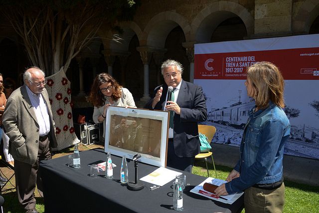 El president de FGC, al centre, ha lliurat un obsequi a l'alcaldessa de Sant Cugat FOTO: Artur Ribera