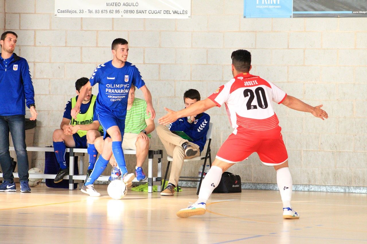 L'entrenador de l'Olimpyc, Gerard Casas, de peu a l'esquerre de la imatge. FOTO: Lali Álvarez