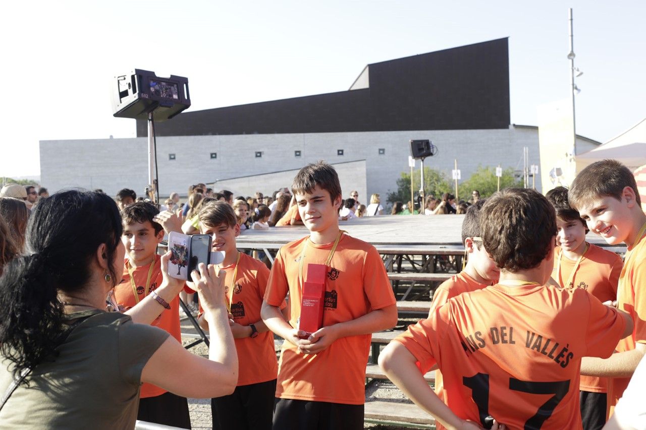 Un equip de l'escola Pins del Vallès després de pujar a l'escenari. FOTO: John Diaz M.