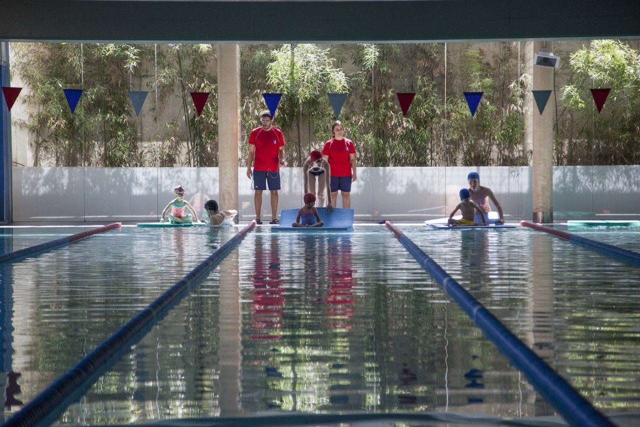La piscina de l'European International School of Barcelona ha acollit aquesta competició lúdica i familiar. FOTO: Lali Puig