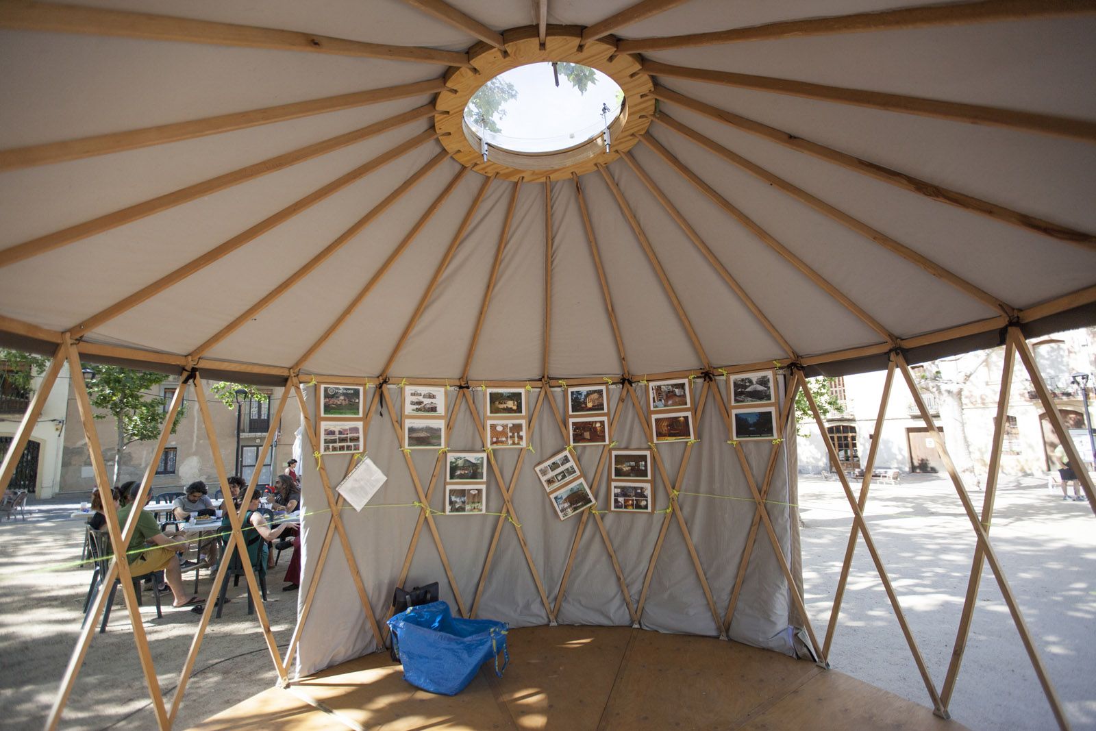 La plaça de Barcelona s'ha omplert de tallers i activitats FOTO: Lali Puig La plaça de Barcelona s'ha omplert de tallers i activitats FOTO: Lali Puig