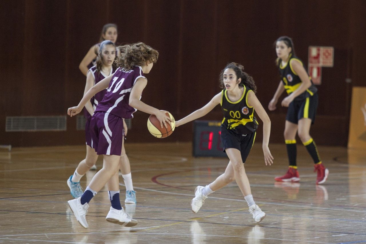 Una acció del partit entre l'Snatt's Femení Sant Adrià i el Basket Almeda. FOTO: Lali Puig
