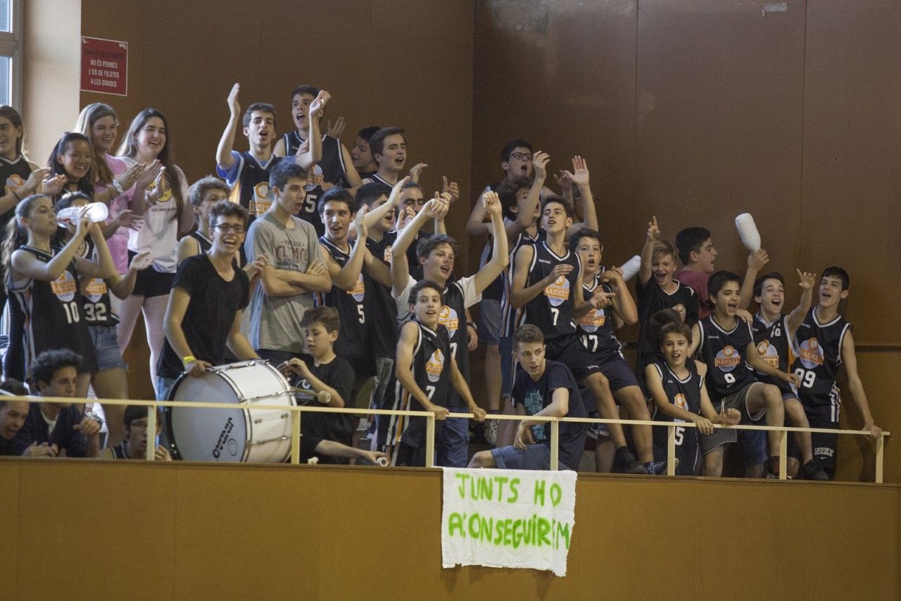 La grada jove del Qbasket no ha deixat d'animar al seu equip en tot el partit. FOTO: Lali Puig