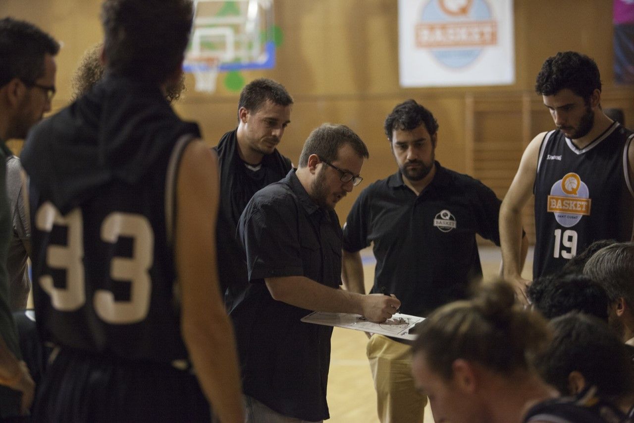 L'entrenador del Qbasket, Raül Pulido, donant instruccions al seu equip. FOTO: Lali Puig