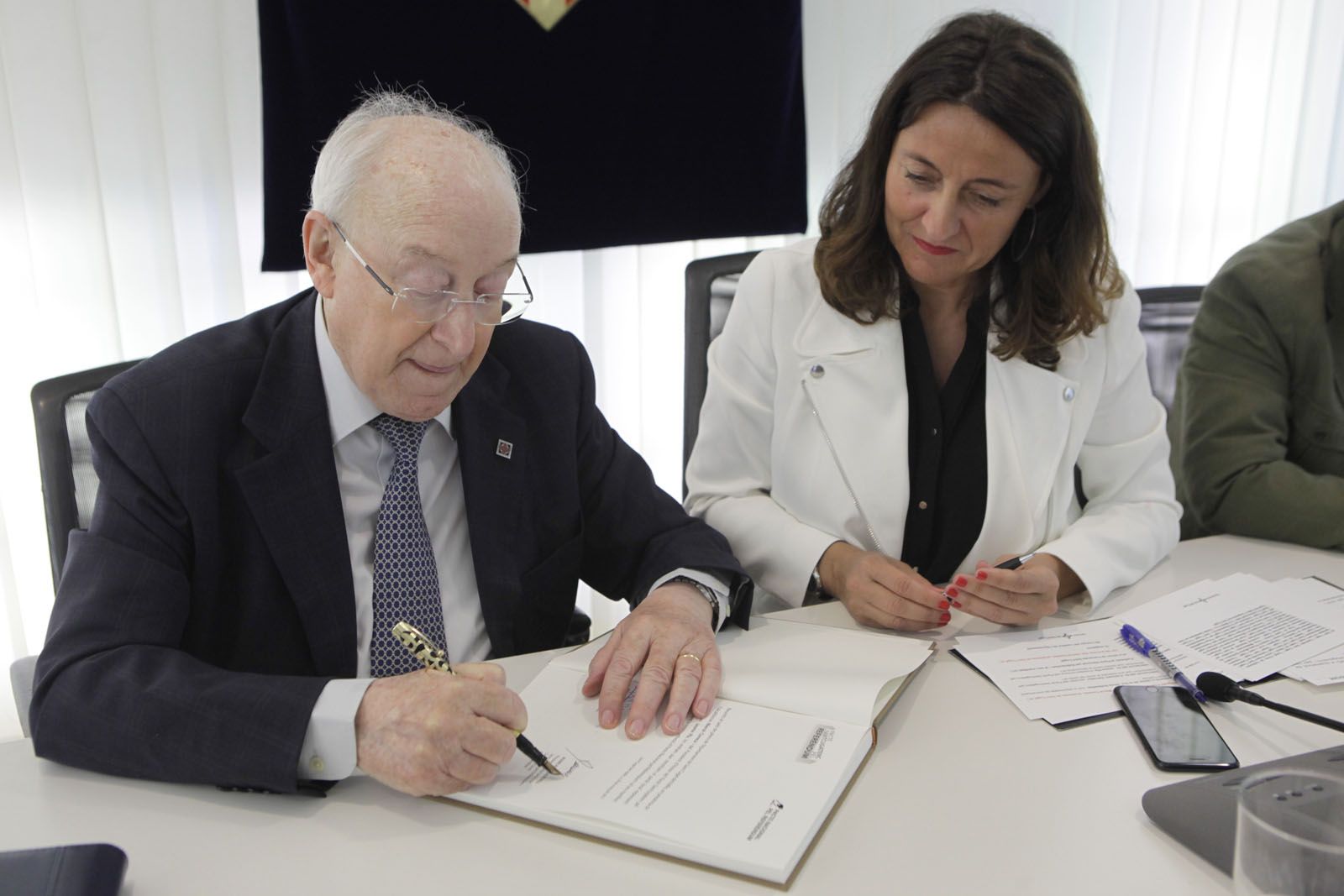 Pla i Conesa signant FOTO: Artur Ribera