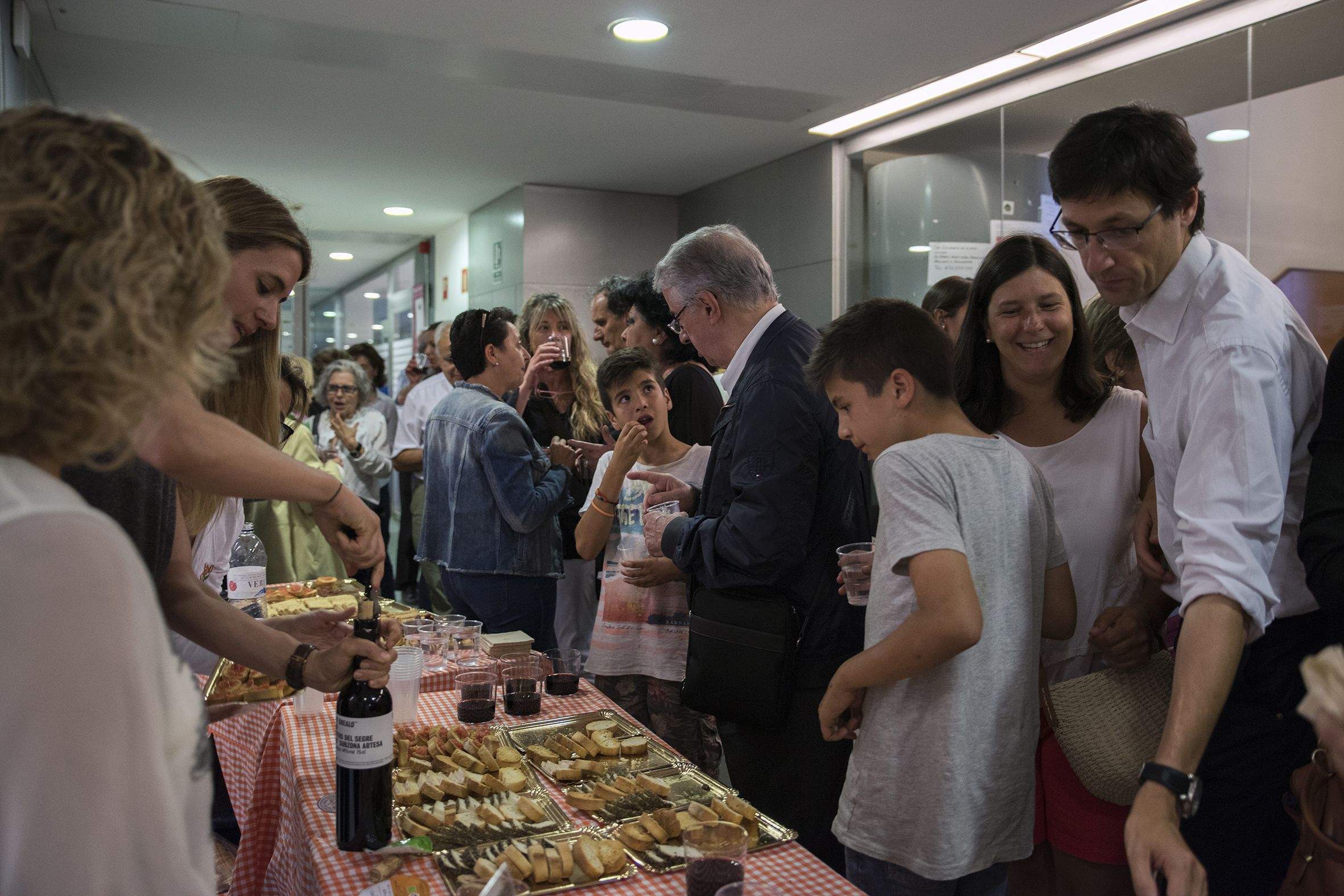 L'acte ha finalitzat amb un tast de vins i embotits FOTO: Bernat Millet