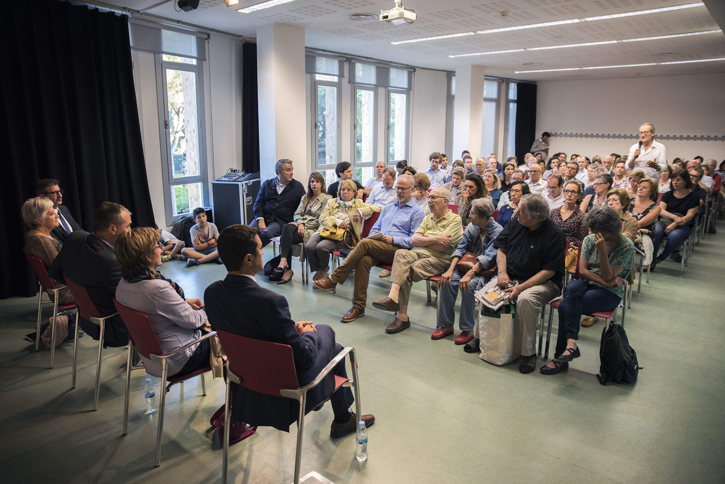  M&eacute;s d'un centenar de persones ha participat de l'acte  FOTO: Bernat Millet