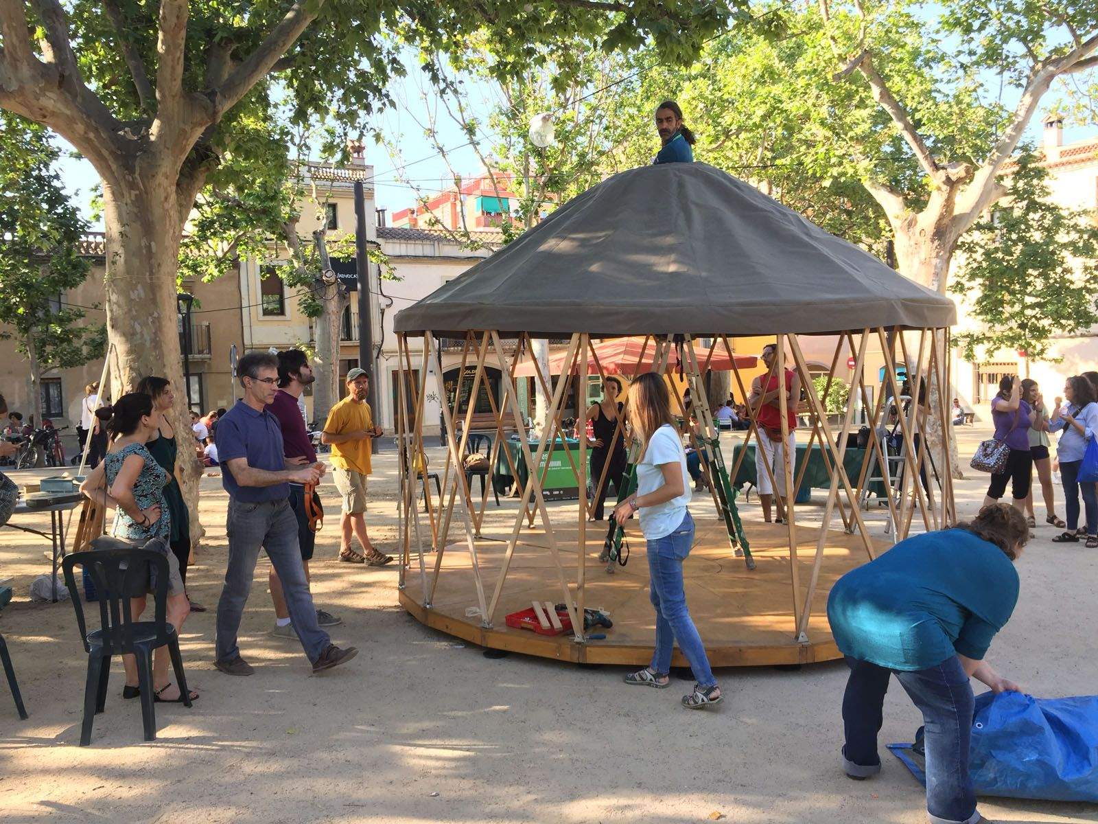 Entre els tallers hi havia la construcci&oacute; d'una yurta. FOTO: Artur Ribera
