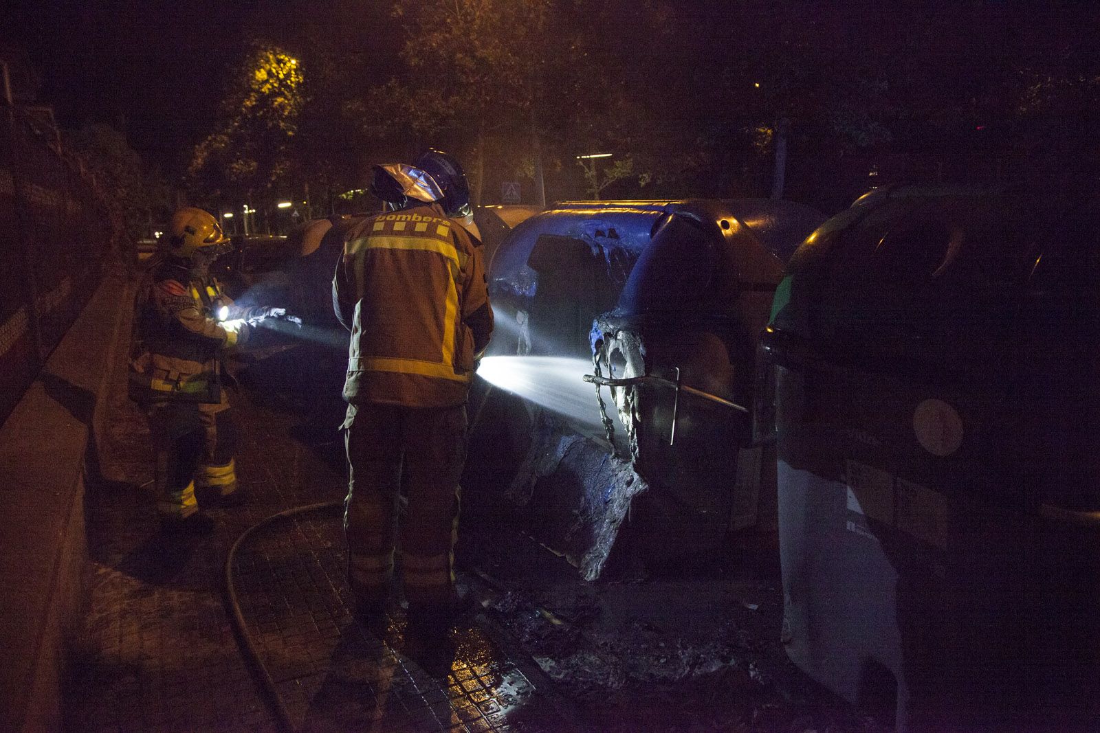 Els Bombers han acabat d'apagar el foc FOTO: Lali Puig 
