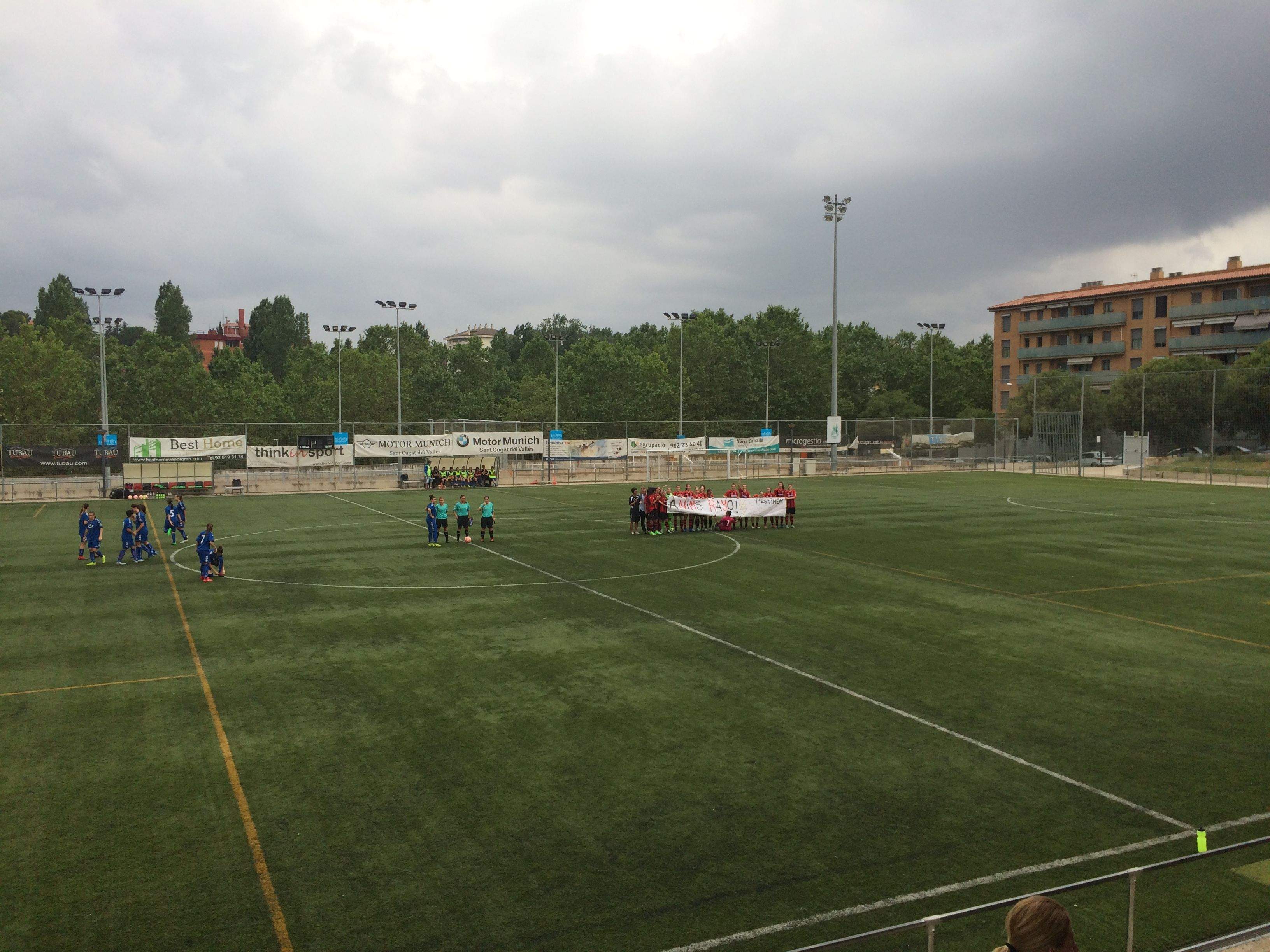Les jugadores del Sant Cugat han desplegat una pancarta que deia 'Ànims Rayo, t'estimem', per donar suport a la seva campanya d'equip Eli, lesionada. FOTO: Àlex López Puig Les jugadores del Sant Cugat han desplegat una pancarta que deia 'Ànims Rayo, t'estimem', per donar suport a la seva campanya d'equip Eli, lesionada. FOTO: Àlex López Puig