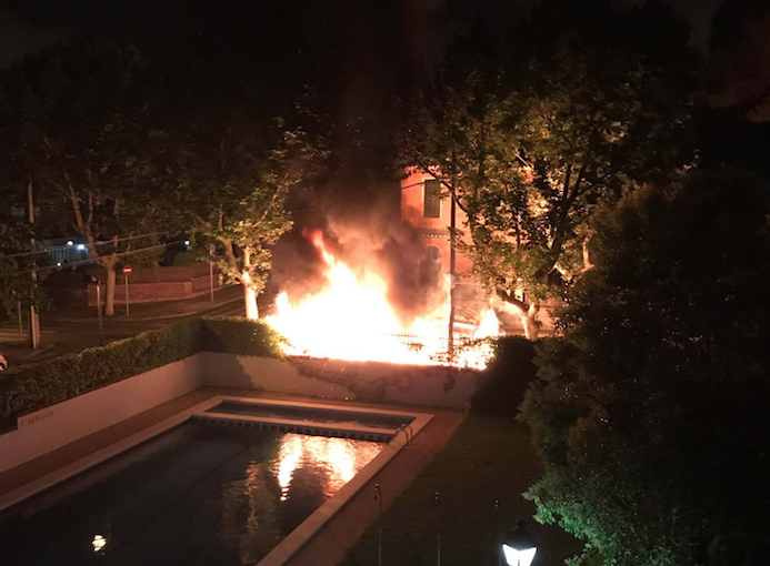 Imatge dels contenidors cremant FOTO: Cedida/Raül Orus