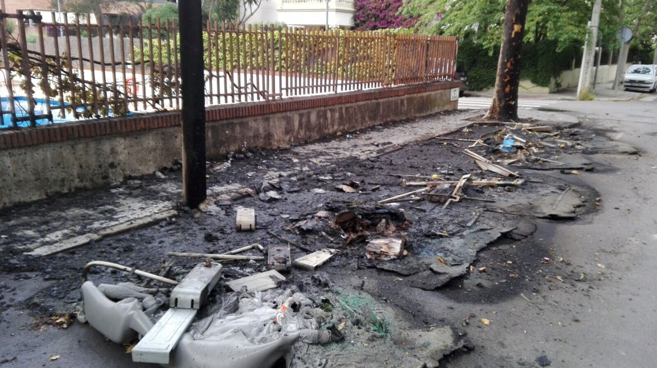 Així han quedat els contenidors cremats FOTO: Cedida