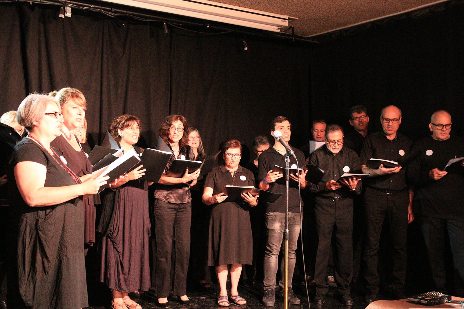 La Coral La Pinya ha interpretat l'himne. FOTO: Lali &Aacute;lvarez