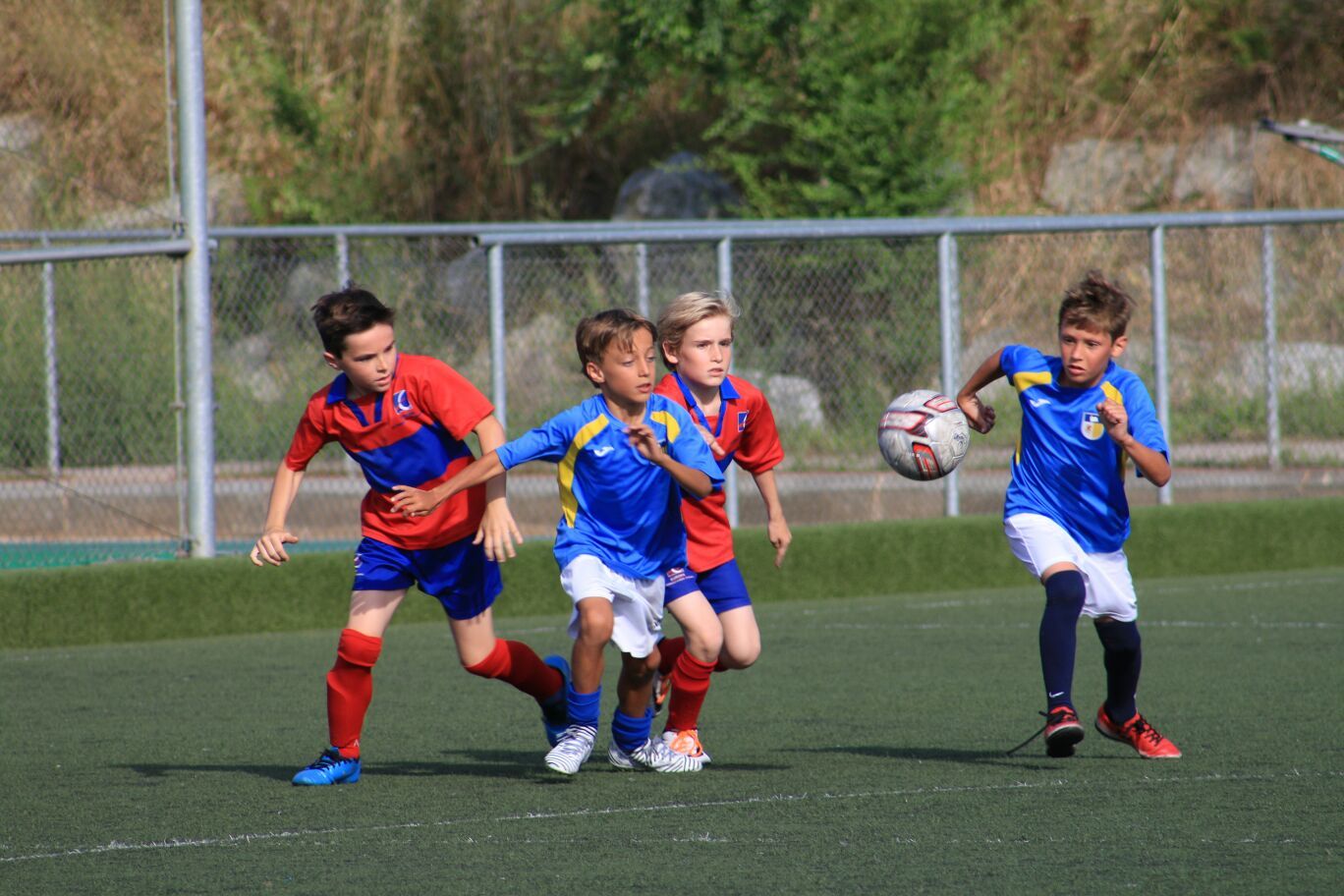 Dos equips de dues escoles participants del primer Torneig Escoles Centenari de futbol-7. FOTO: Lali Álvarez Dos equips de dues escoles participants del primer Torneig Escoles Centenari de futbol-7. FOTO: Lali Álvarez