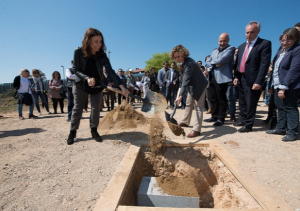 L'alcaldessa, Mercè Conesa, i la consellera d'Ensenyament, Meritxell Ruiz, posant la primera pedra del Leonardo da Vinci FOTO: Localpres