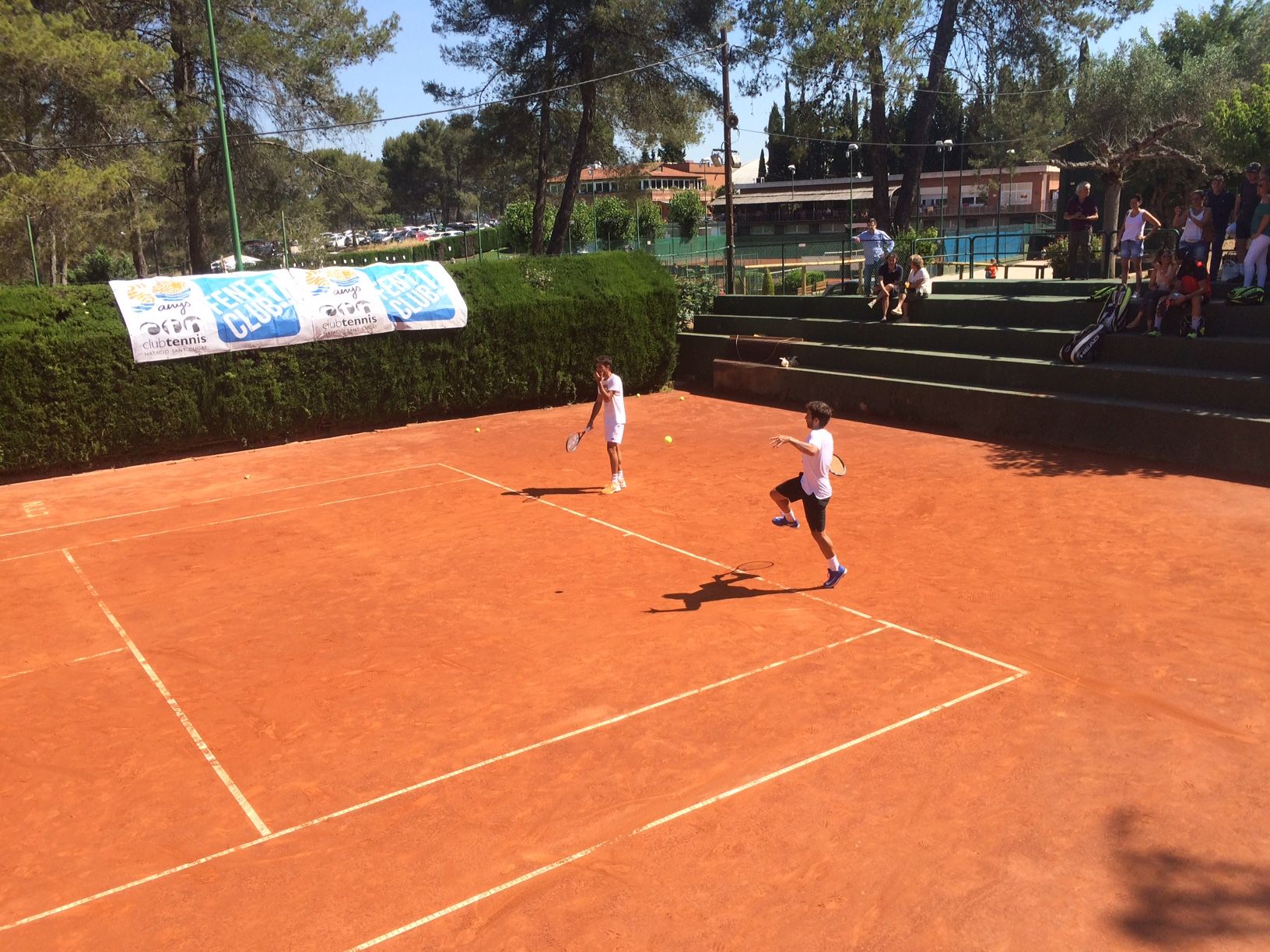 Pablo Cachín i Marc López, durant el clínic a l'escola de tennis del Club Tennis Natació Sant Cugat. FOTO: Àlex López Puig 