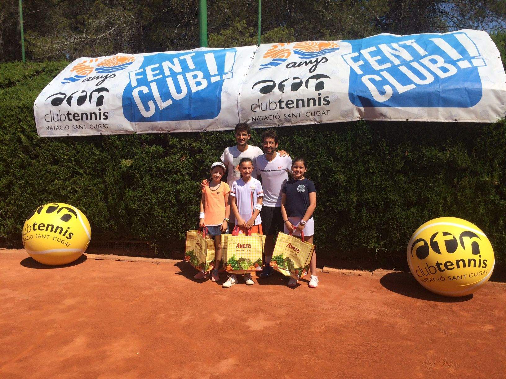Pablo Cachín i Marc López, amb dues jugadores de l'escola premiades. FOTO: Àlex López Puig Pablo Cachín i Marc López, amb dues jugadores de l'escola premiades. FOTO: Àlex López Puig