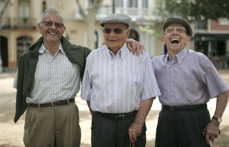 D'esquerra a dreta, els fundadors de la Penya Regalèssia, Pahissa, Baila i Garrell,a la plaça de Barcelona. FOTO: Artur Ribera