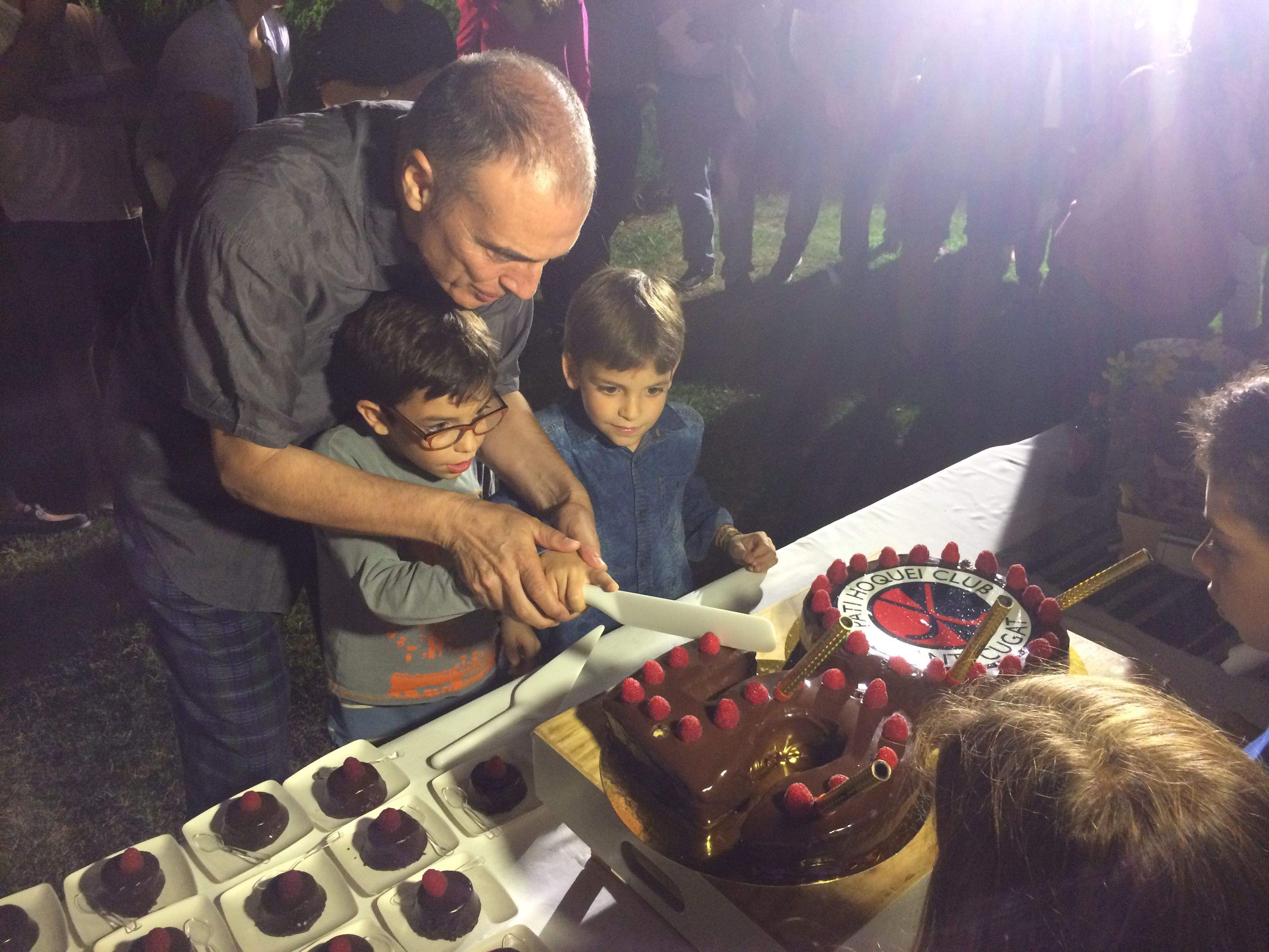 Toni Griera ha tallat el past&iacute;s d'aniversari. FOTO: &Agrave;lex L&oacute;pez Puig