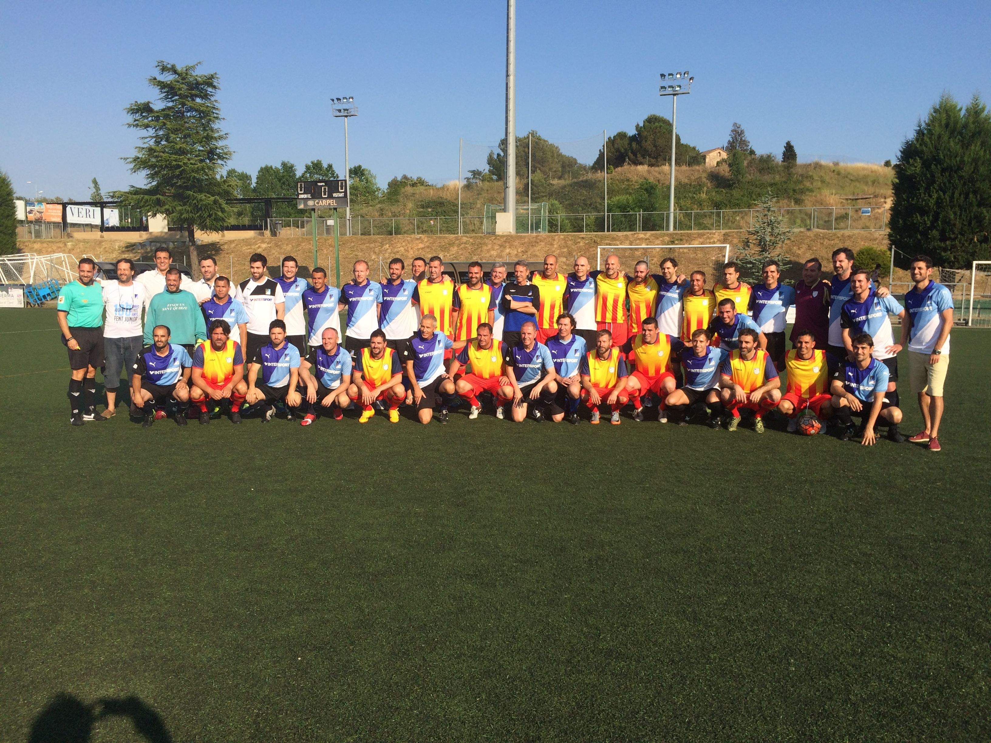 Els equips veterans de Catalunya i el Junior FC han jugat un partit per celebrar el centenari del club de Sant Cugat. FOTO: Àlex López Puig Els equips veterans de Catalunya i el Junior FC han jugat un partit per celebrar el centenari del club de Sant Cugat. FOTO: Àlex López Puig