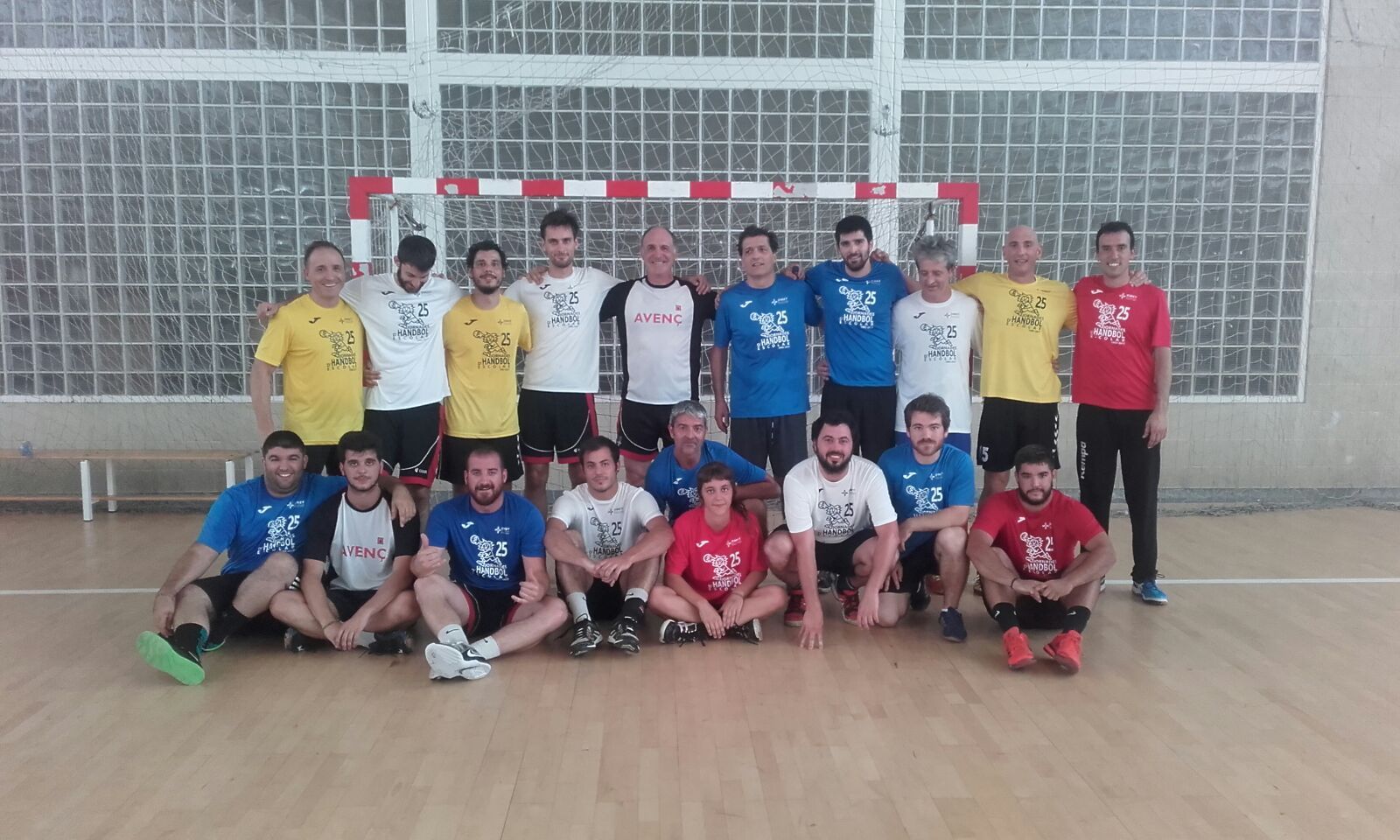 S'ha jugat un partit entre jugadors i jugadores que han format part o que formen part del programa d'handbol escolar de l'OMET. FOTO: OMET S'ha jugat un partit entre jugadors i jugadores que han format part o que formen part del programa d'handbol escolar de l'OMET. FOTO: OMET